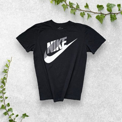 Nike Black Graphic Logo Tee – Size M 🖤