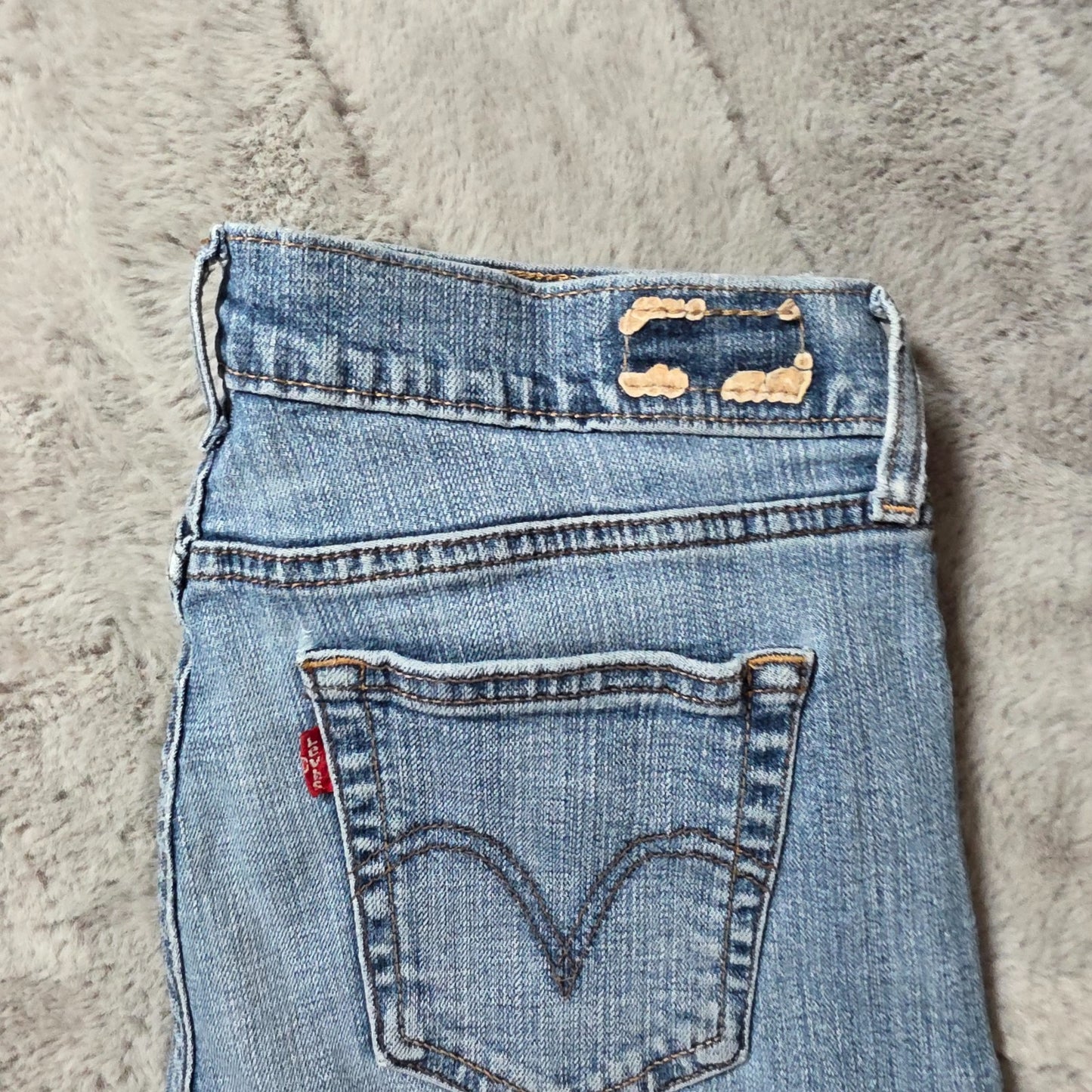 Levi's Women's Slim Fit Jeans W29 L31 (US 8 / UK 12) Light Wash Distressed Hem