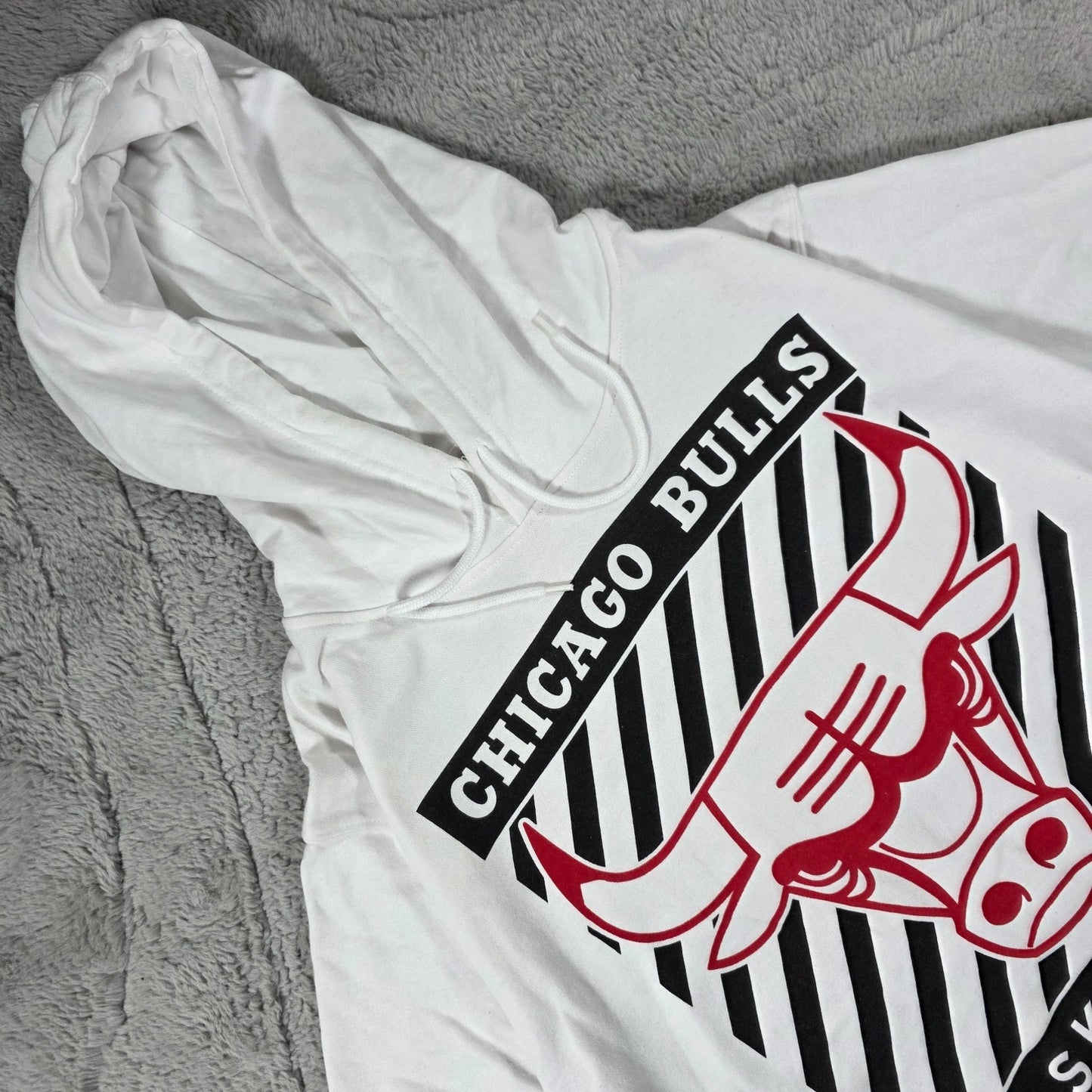 NBA Chicago Bulls Menโs White Hoodie 2XL ๐ Graphic Pullover Sweatshirt