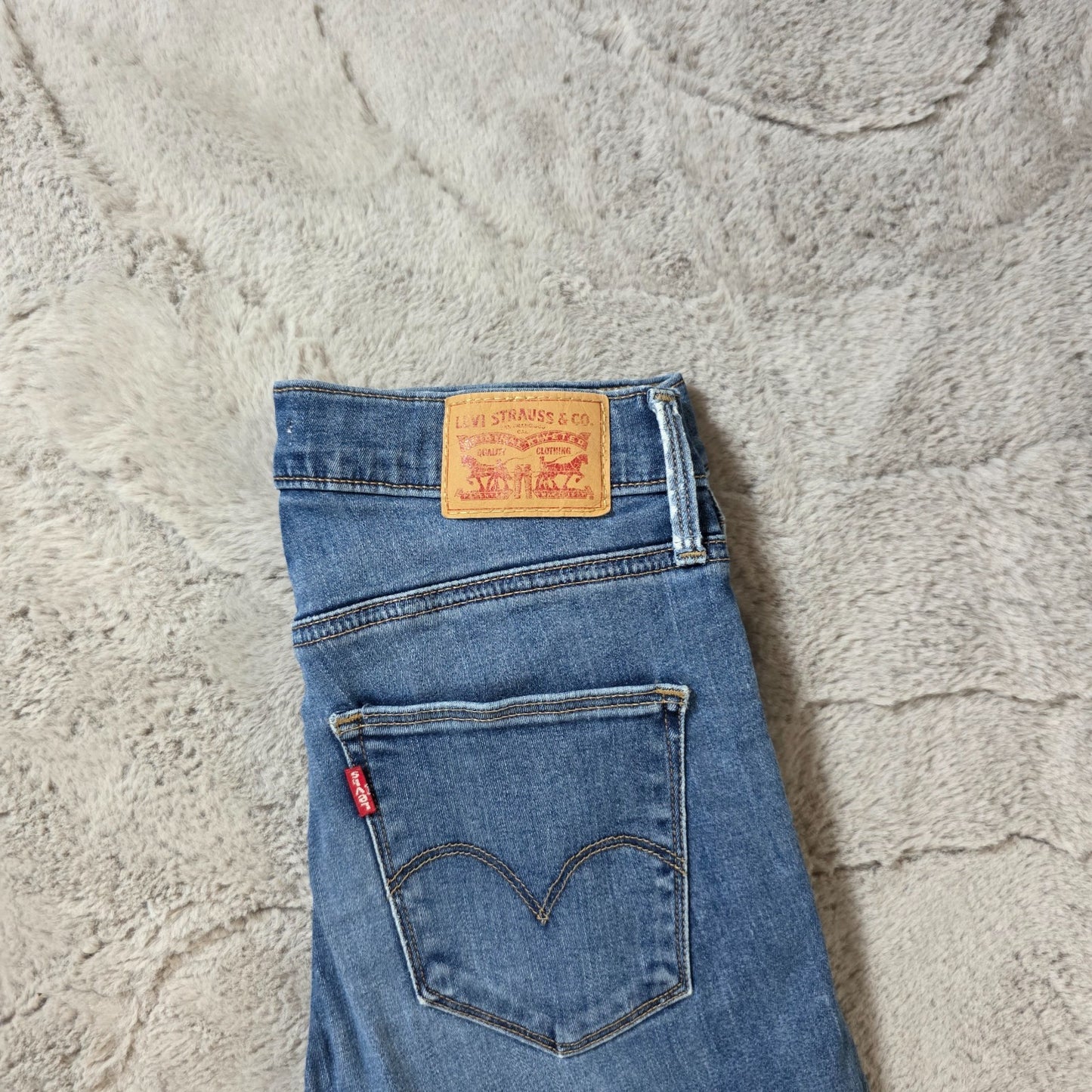 Levi’s Women’s Slimming Skinny Jeans W27 L30 Light Wash Denim Stretch Fit Distre