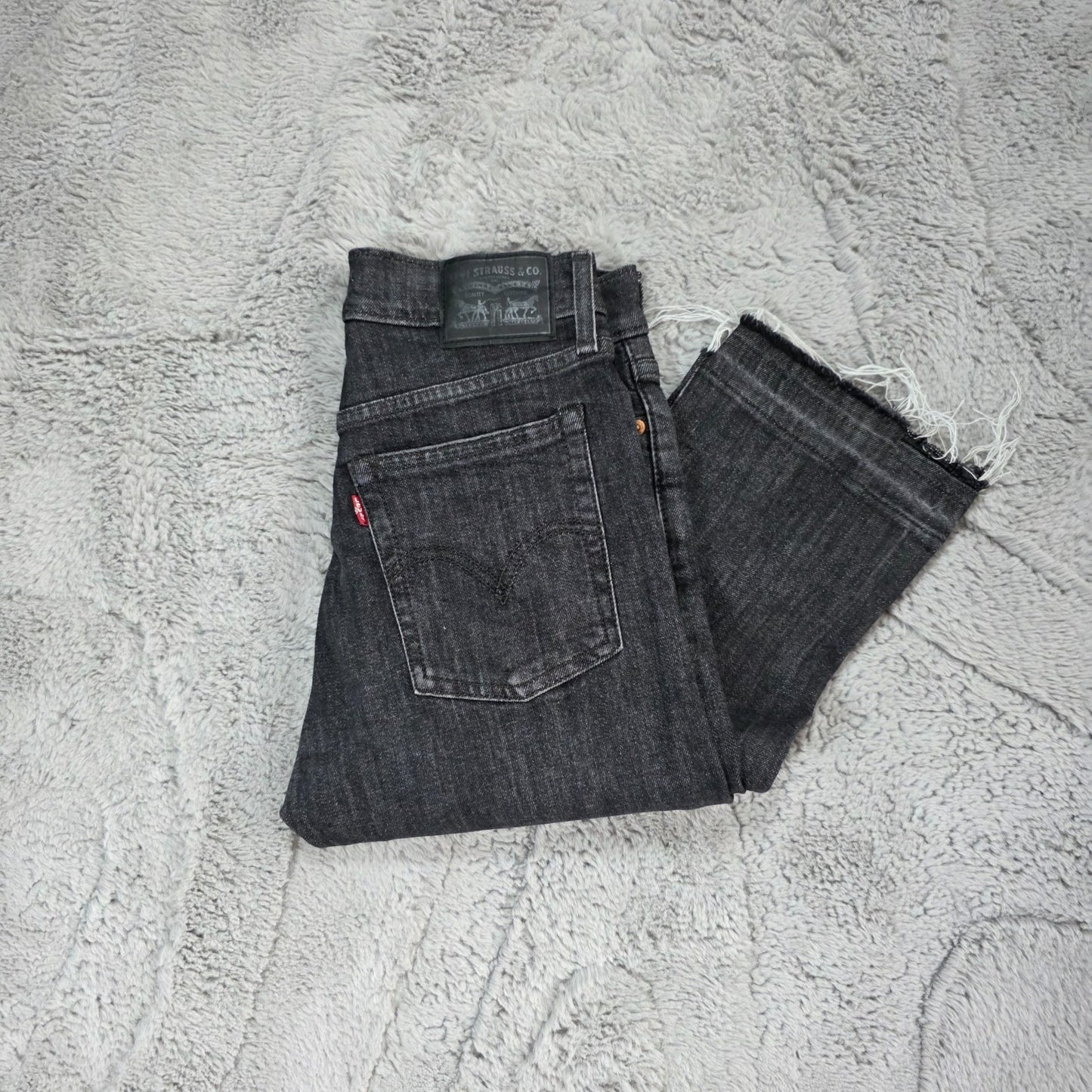 Levi’s Wedgie Straight women’s black jeans W26 L26 high rise straight leg frayed