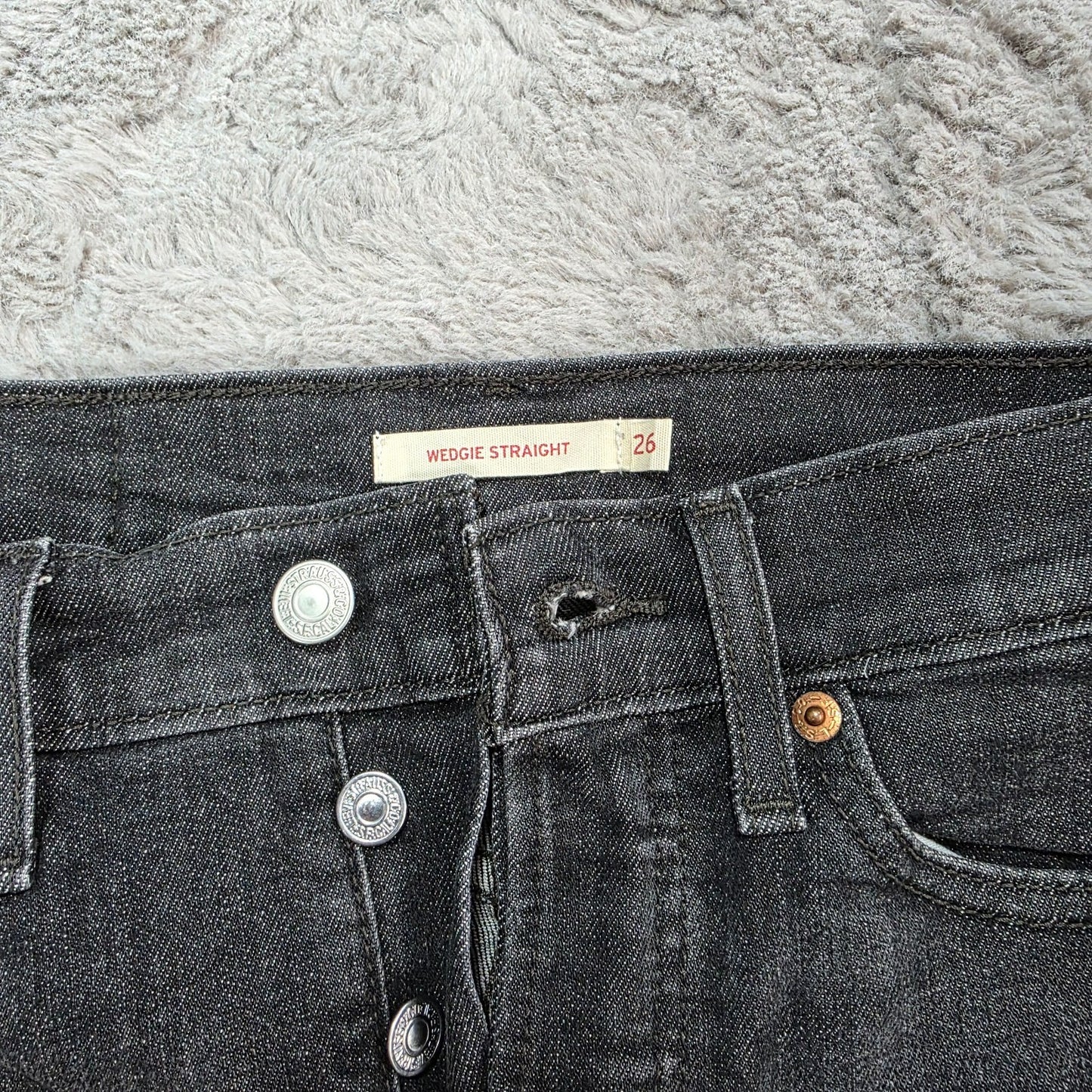 Levi’s Wedgie Straight women’s black jeans W26 L26 high rise straight leg frayed