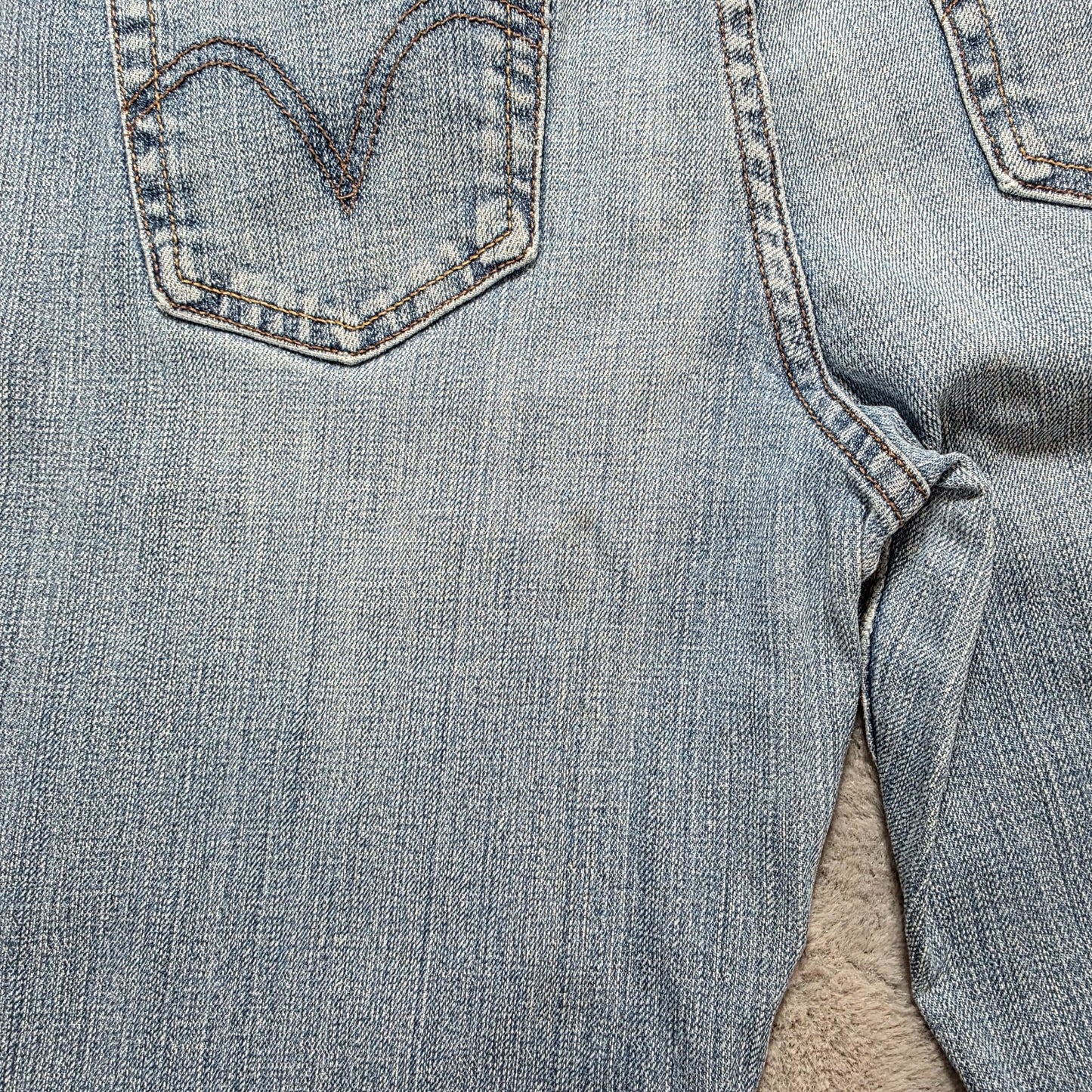 Levi's Women's Slim Fit Jeans W29 L31 (US 8 / UK 12) Light Wash Distressed Hem