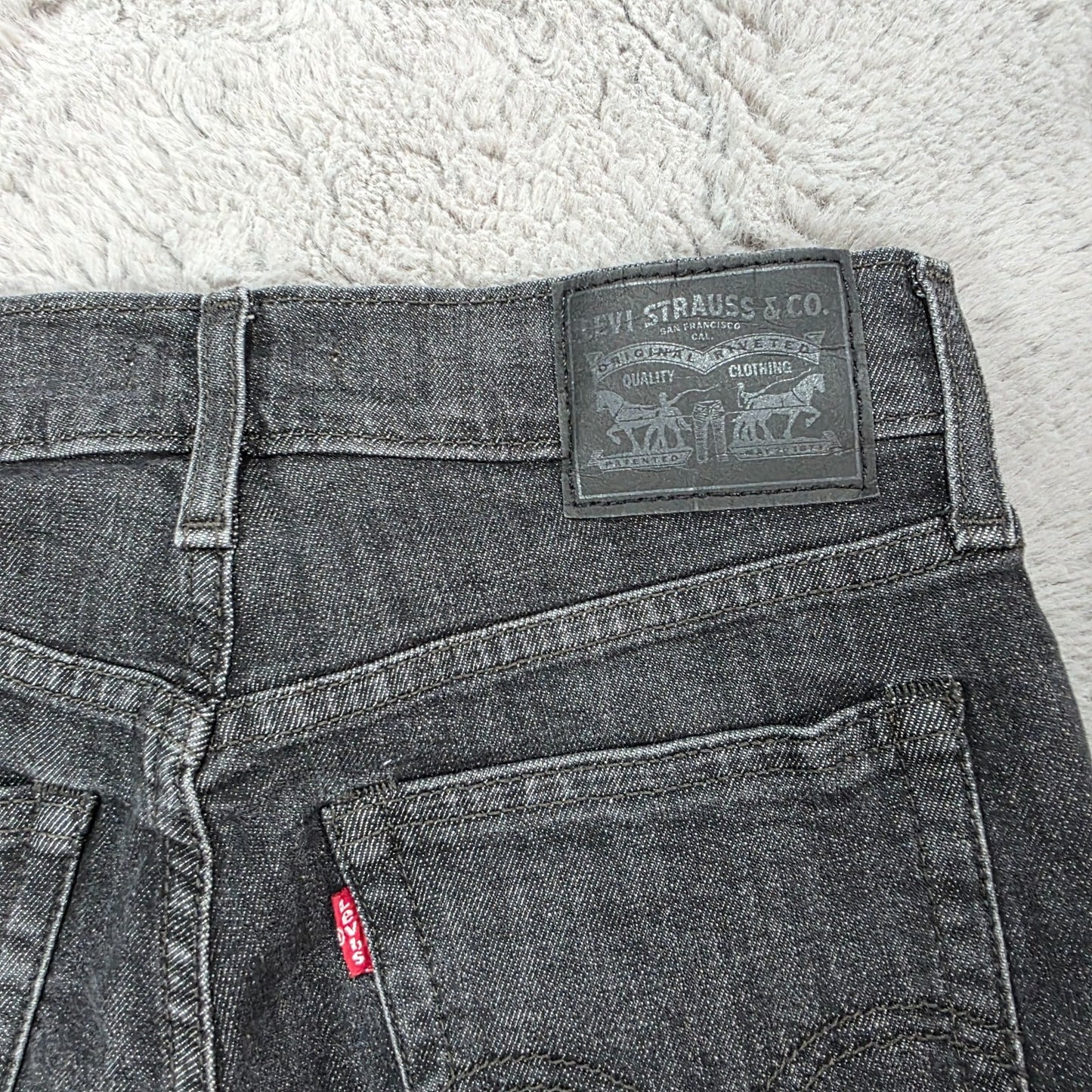 Levi’s Wedgie Straight women’s black jeans W26 L26 high rise straight leg frayed