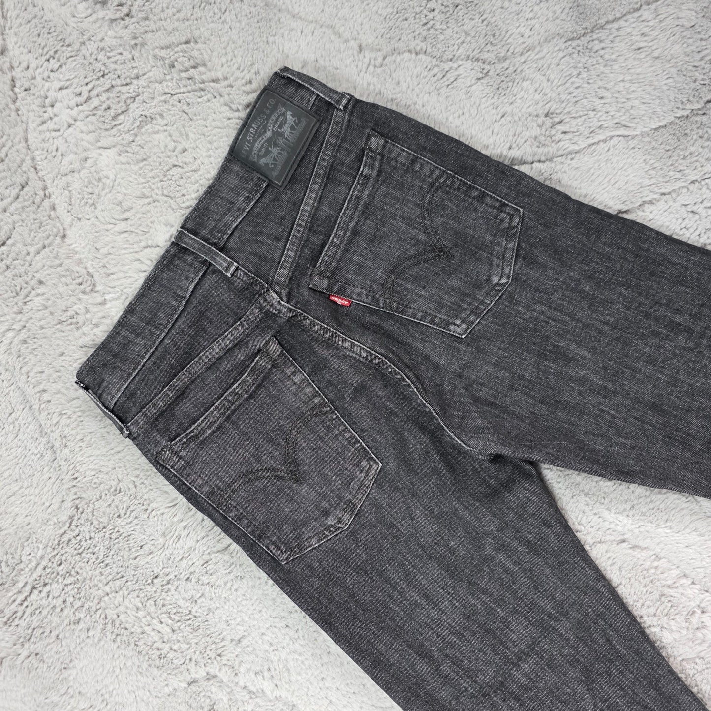 Levi’s Wedgie Straight women’s black jeans W26 L26 high rise straight leg frayed