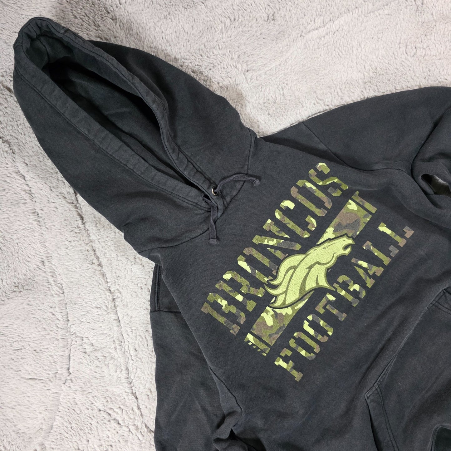 NFL Broncos Men’s Black Hoodie 🏈 Camo Logo Pullover Sweatshirt Size M (Est.)