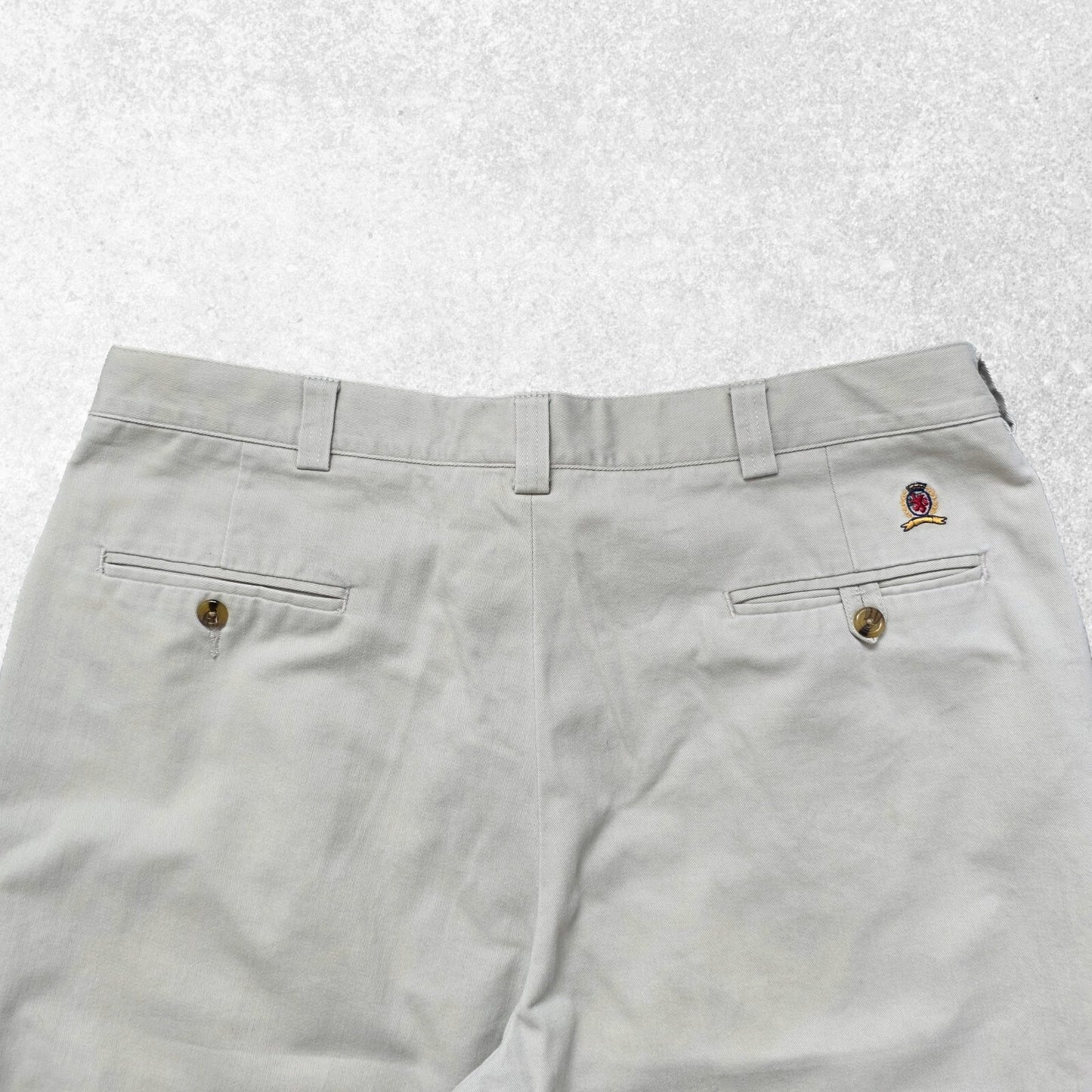 Tommy Hilfiger crest chinos W38 L30 pleated front beige trousers vintage USA VWC