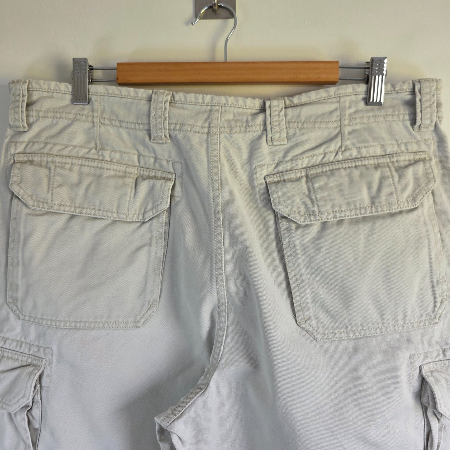 Gap cream cargo shorts with utility pockets and cotton fabric, in very good condition.