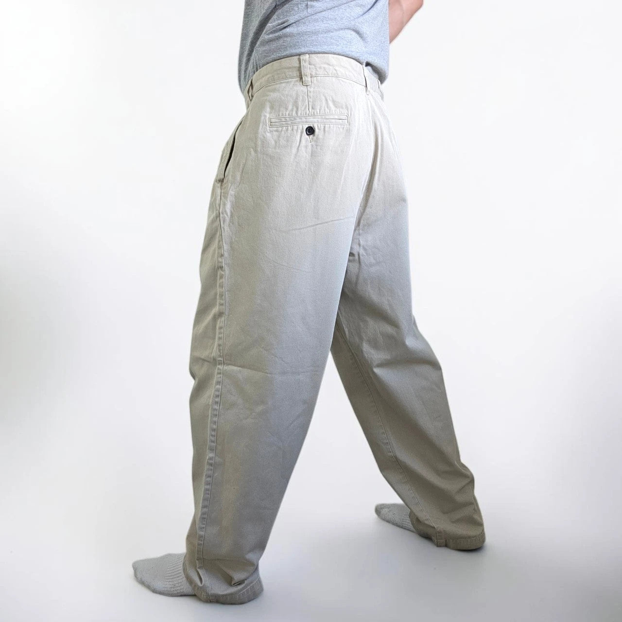Tommy Hilfiger beige chino trousers pleated front, 100% cotton, relaxed fit.
