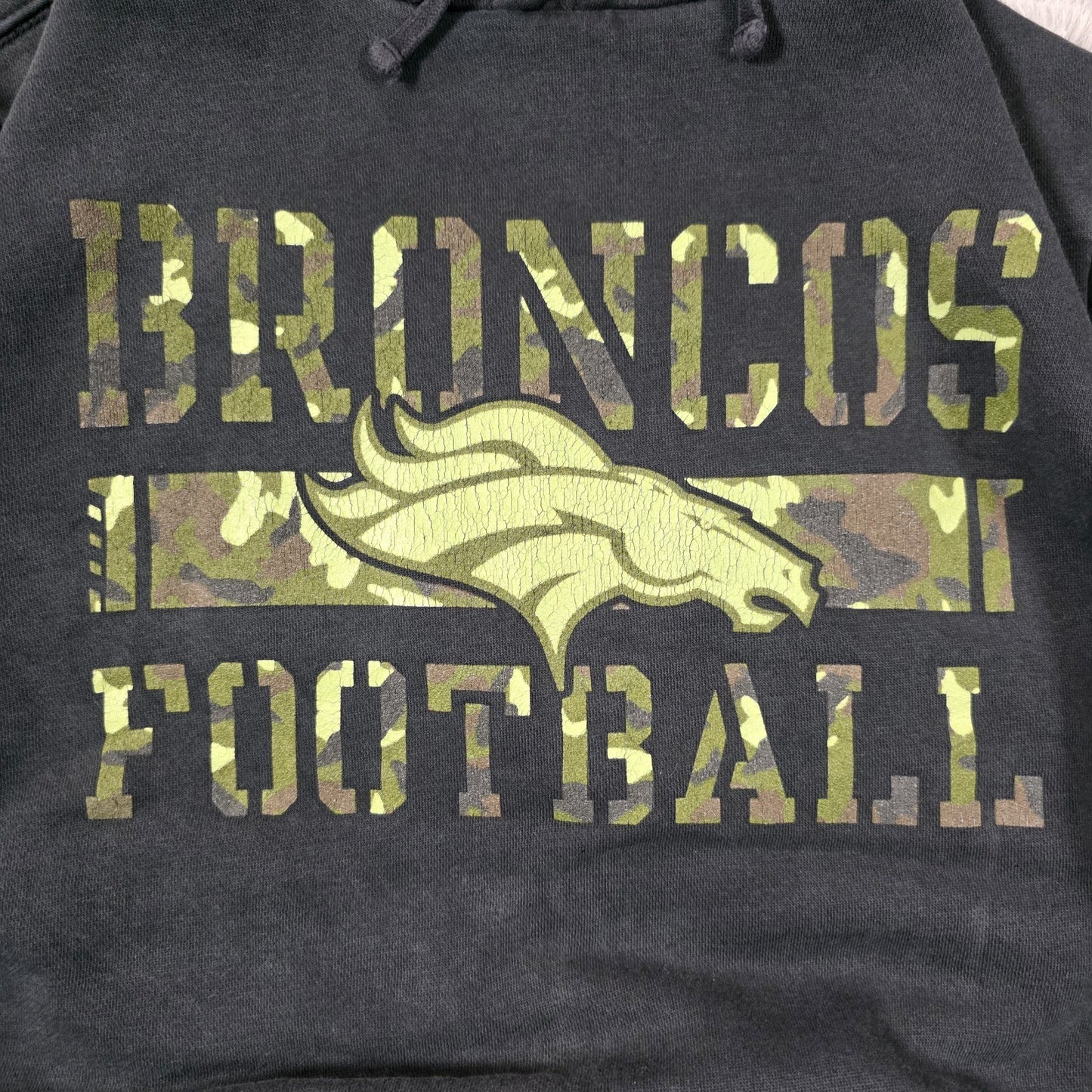 NFL Broncos Men’s Black Hoodie 🏈 Camo Logo Pullover Sweatshirt Size M (Est.)