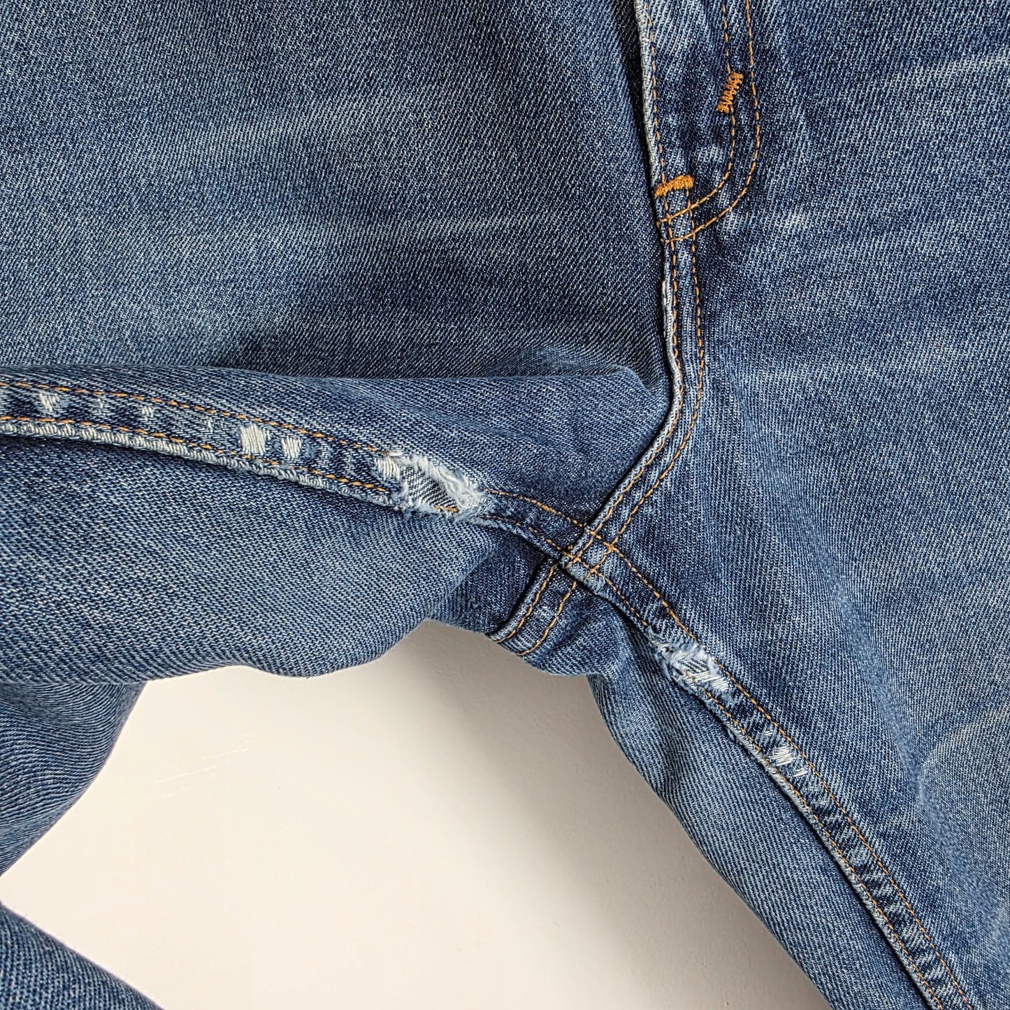 Levi’s 550 Jeans Women’s W31 L32 Blue Relaxed Fit Distressed Vintage Style