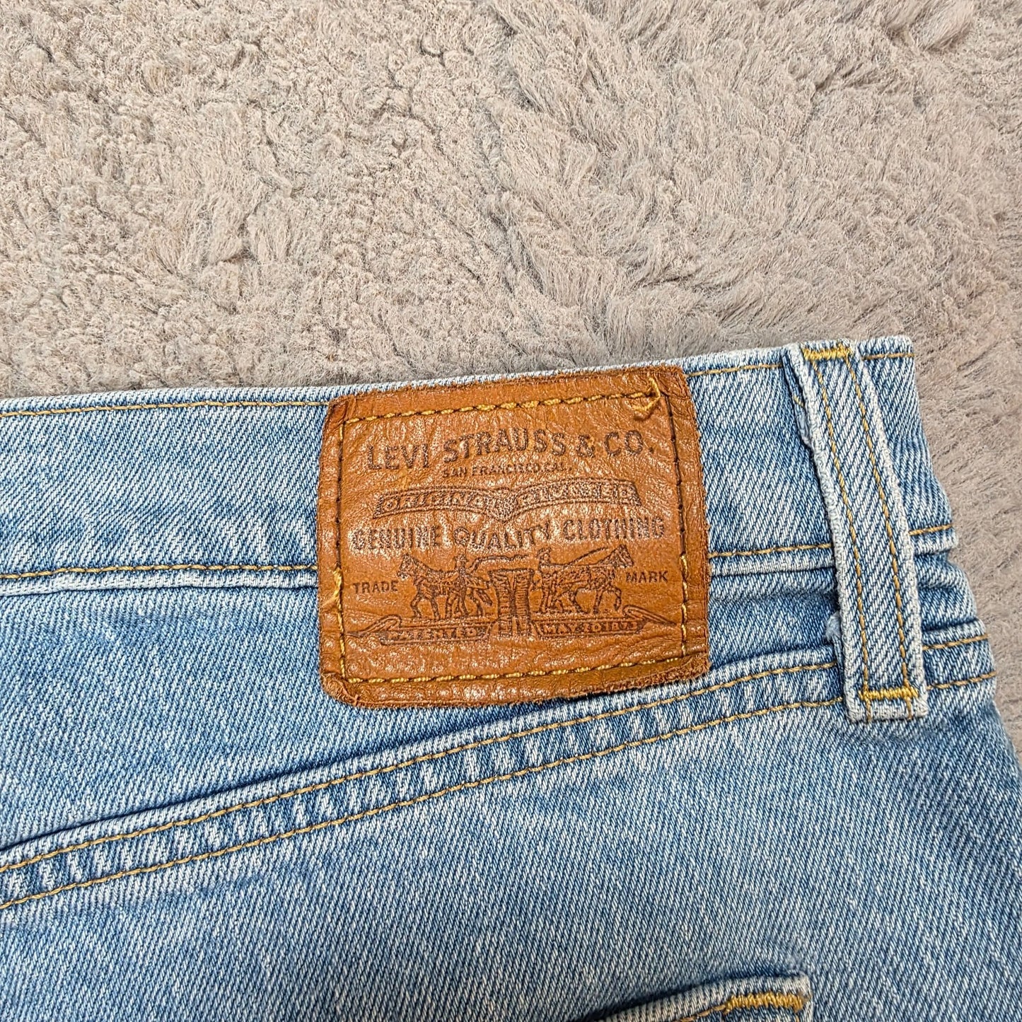 Levi’s Women’s High Rise Straight Jeans W32 L27 Light Wash Button Fly