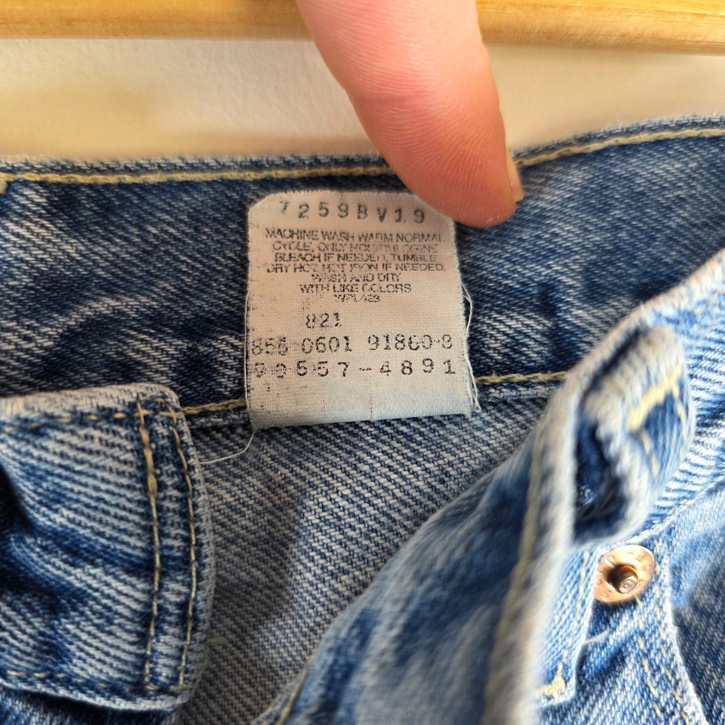 Vintage Levi’s 557 Bootcut Jeans Blue W34 L25 Men’s Distressed Denim