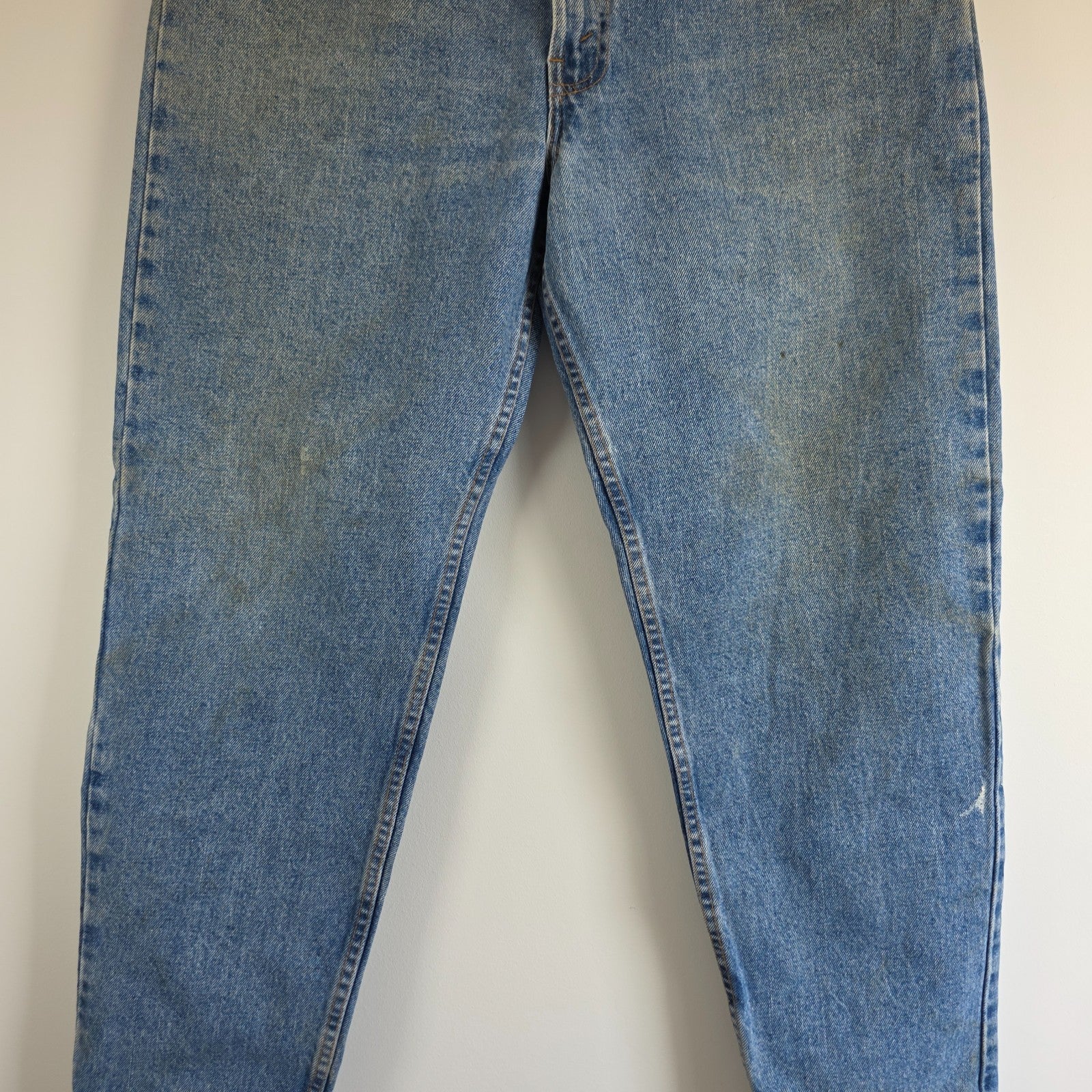 Levi's blue straight jeans vintage 550 relaxed fit with classic 90s silhouette.