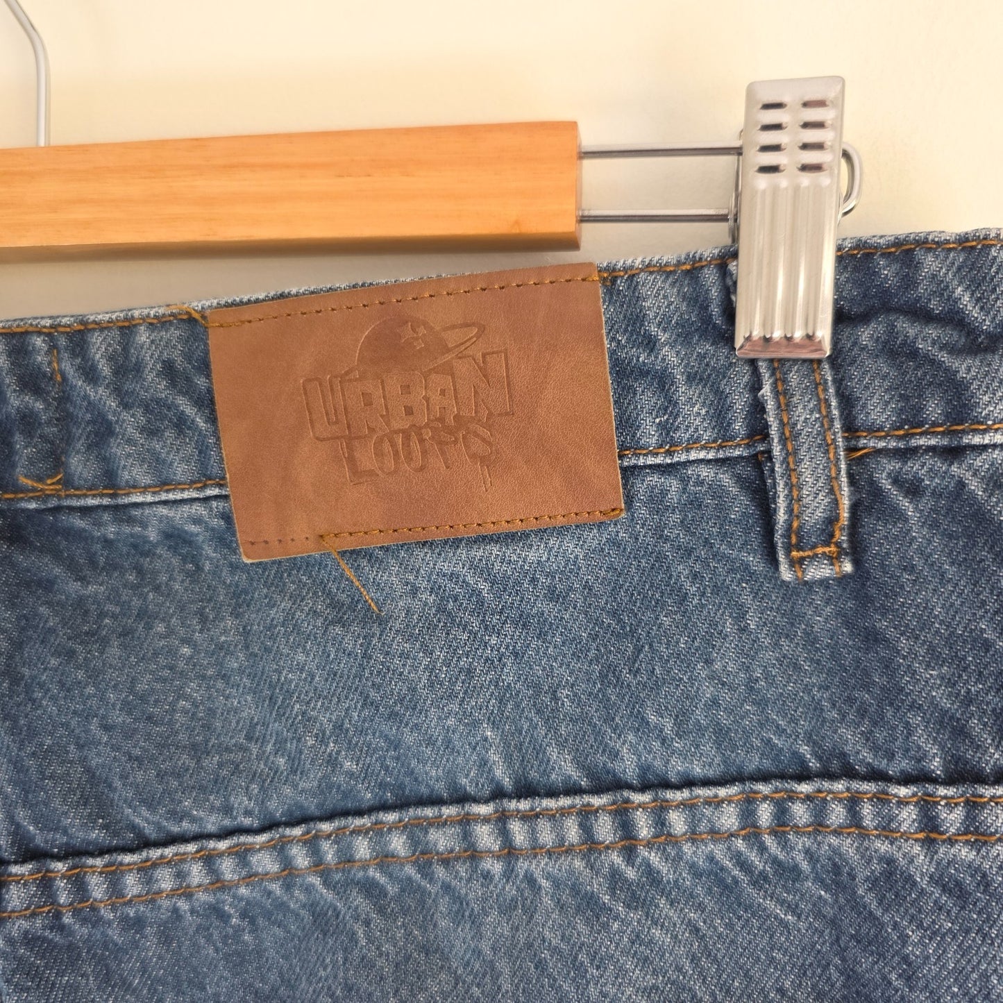 Wrangler blue baggy carpenter jeans with embroidered back pocket design and carpenter pocket detailing.