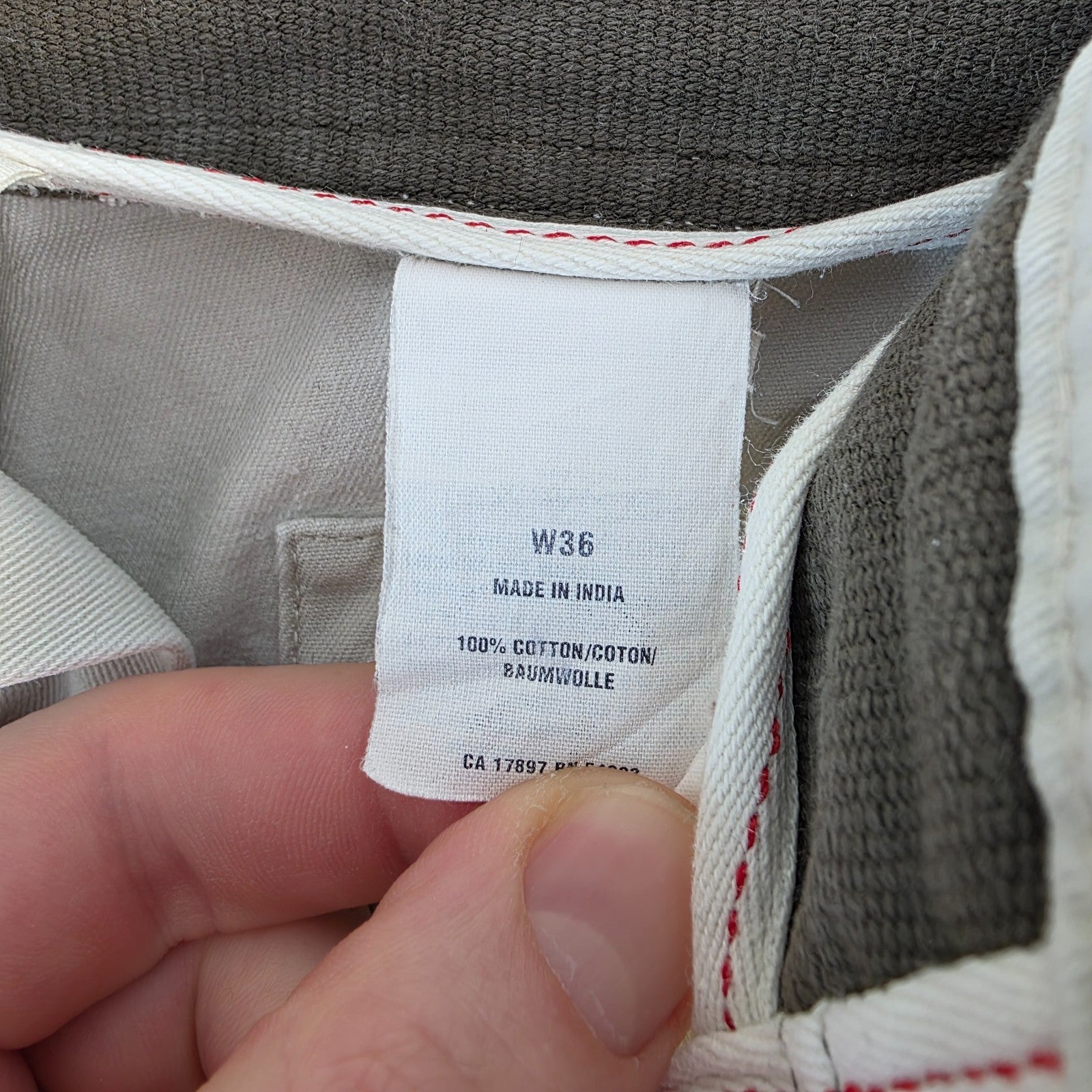 Gap cream cargo shorts with utility pockets and cotton fabric, in very good condition.