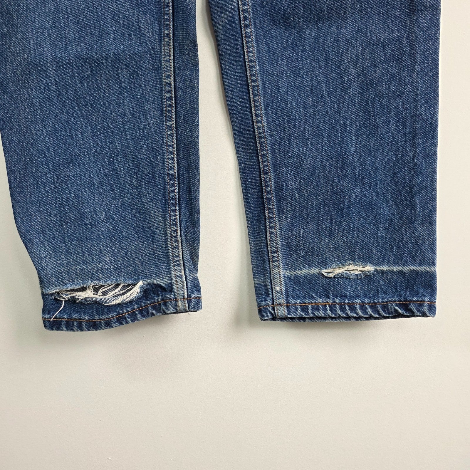 Vintage Levi's 550 Relaxed Fit Jeans Womens W31 L32 Blue Tapered Leg Distressed