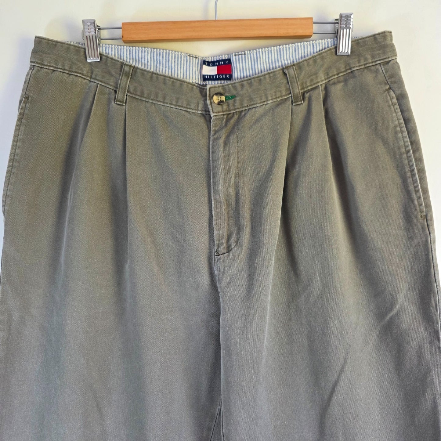 Vintage Tommy Hilfiger Chino Trousers W36 L31 Grey Straight Fit Pleated Men’s