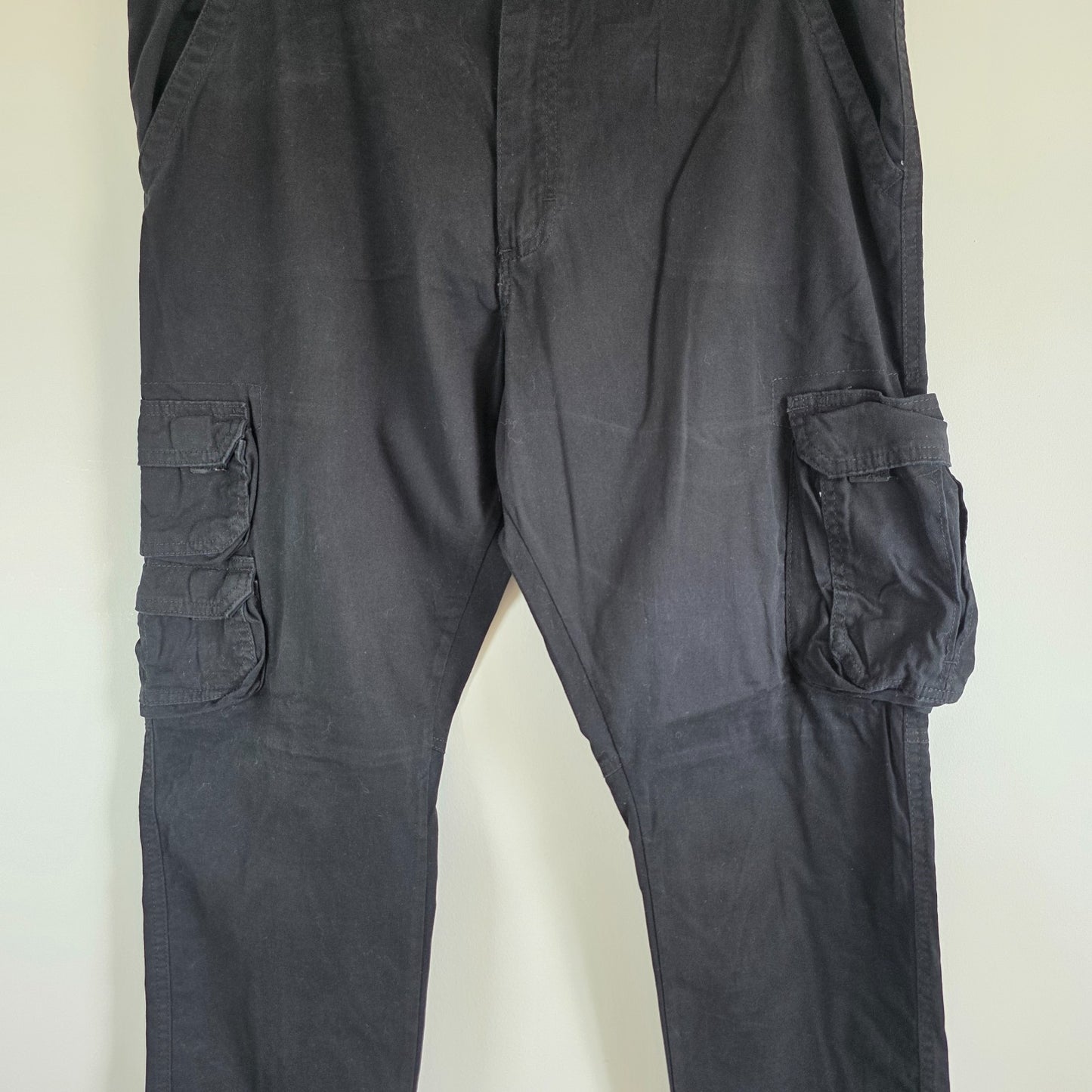 Wrangler black cargo trousers with utility pockets and stretch fabric in excellent condition.