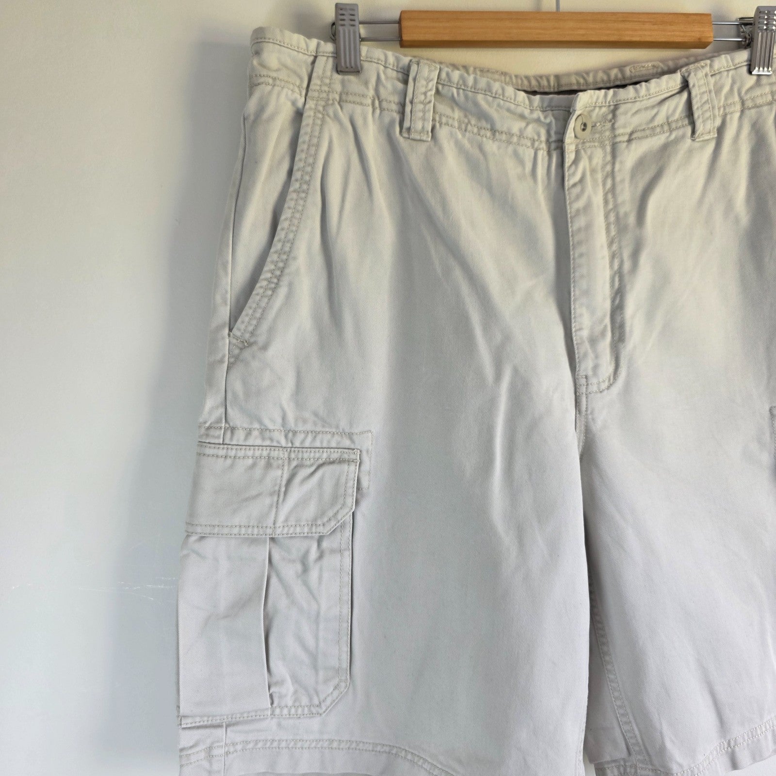 Gap cream cargo shorts with utility pockets and cotton fabric, in very good condition.