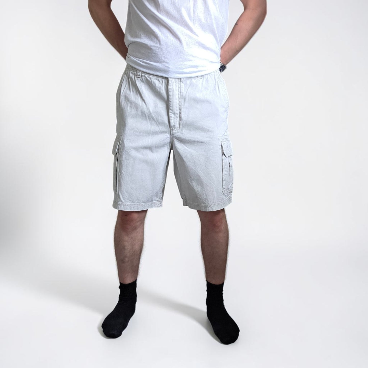 Gap cream cargo shorts with utility pockets and cotton fabric, in very good condition.