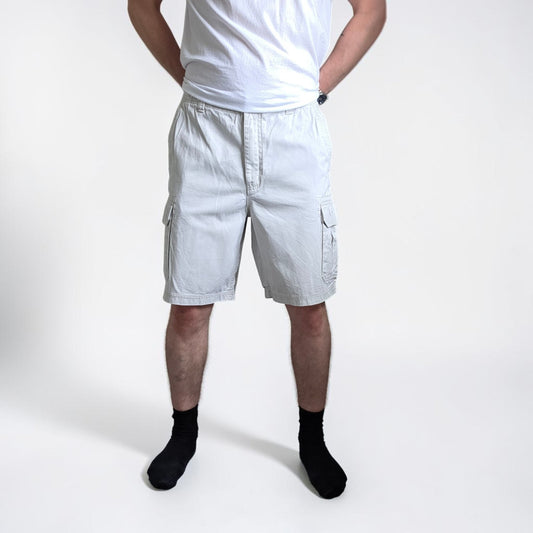Gap cream cargo shorts with utility pockets and cotton fabric, in very good condition.