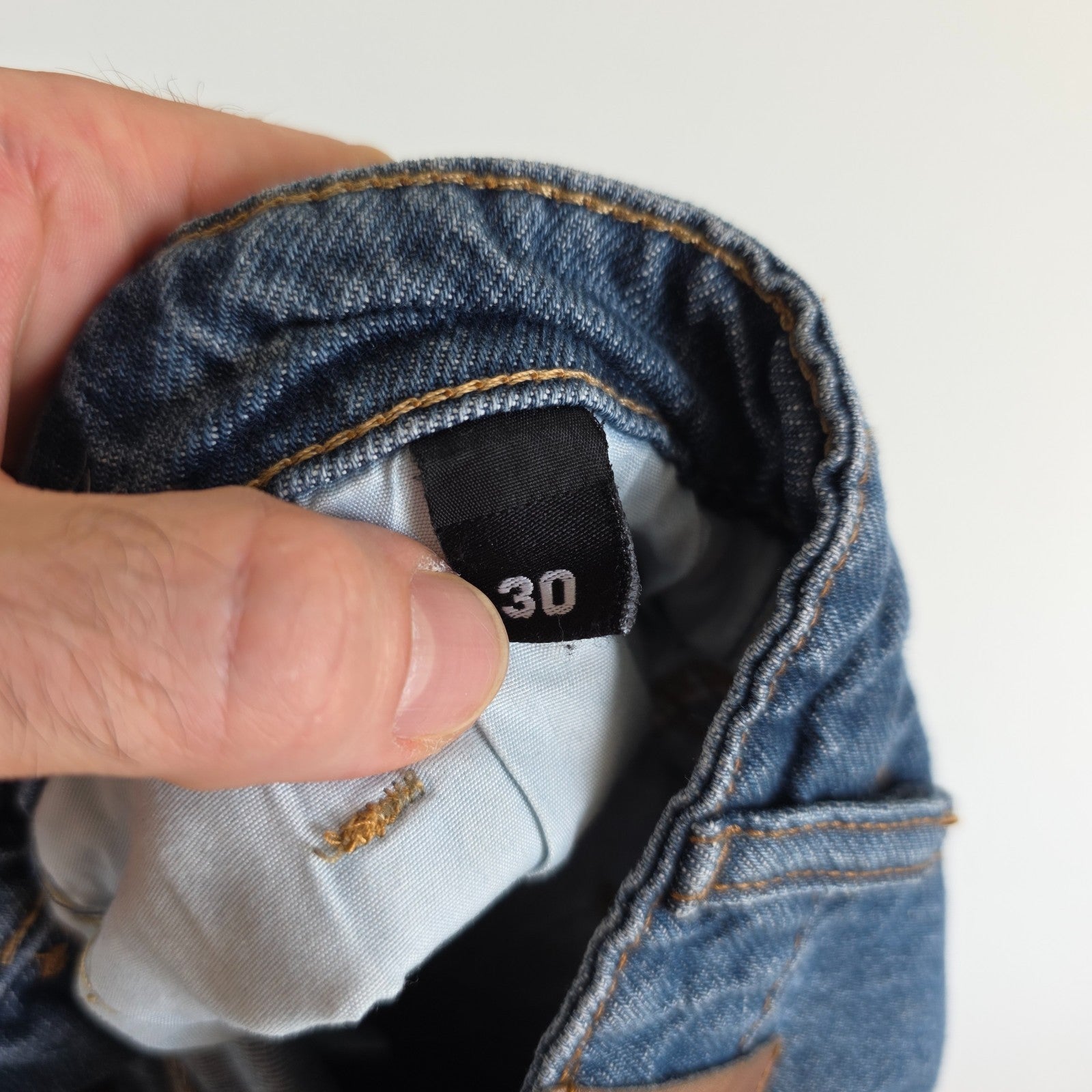 Wrangler blue baggy carpenter jeans with embroidered back pocket design and carpenter pocket detailing.