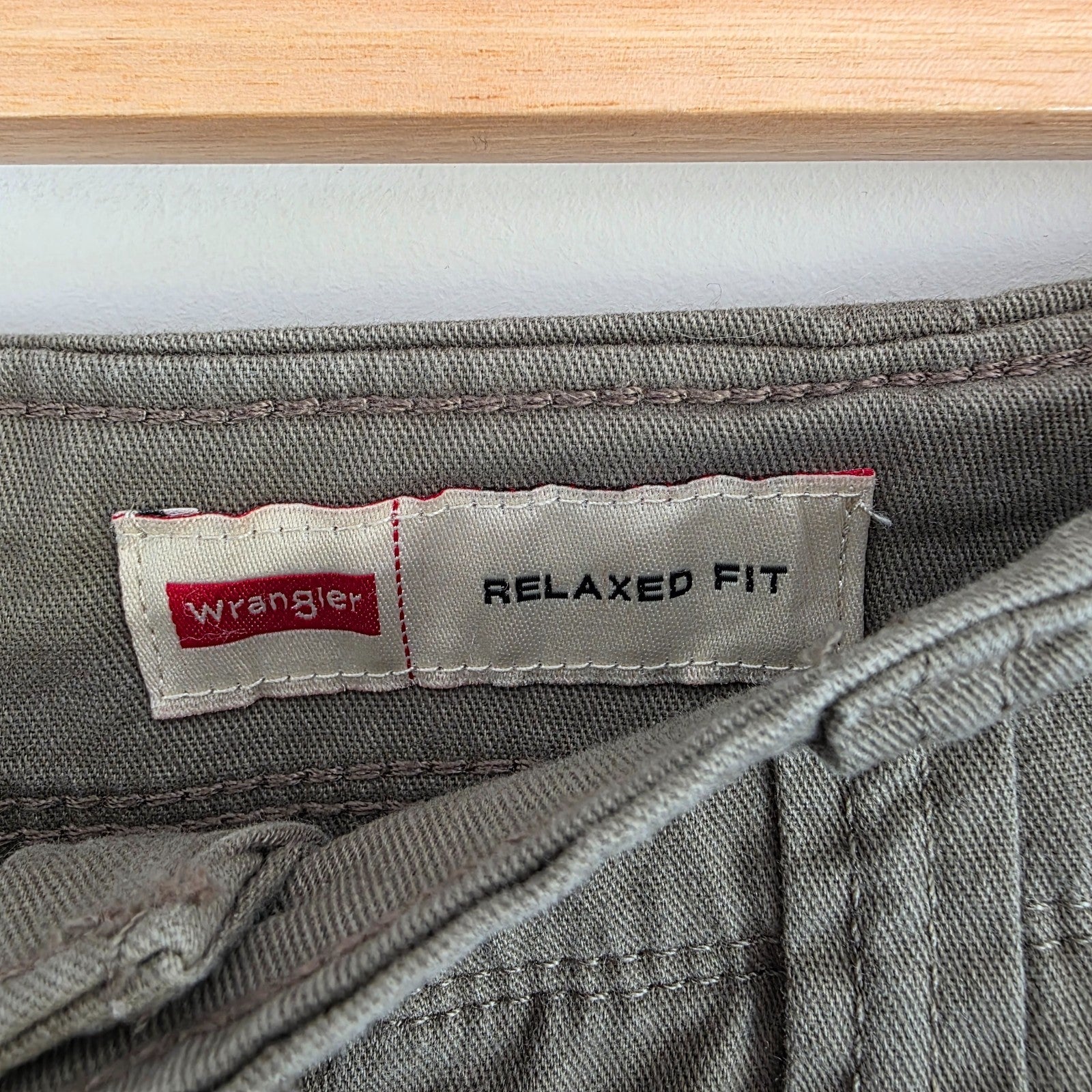 Wrangler khaki cargo trousers with utility pockets and cotton stretch fabric.