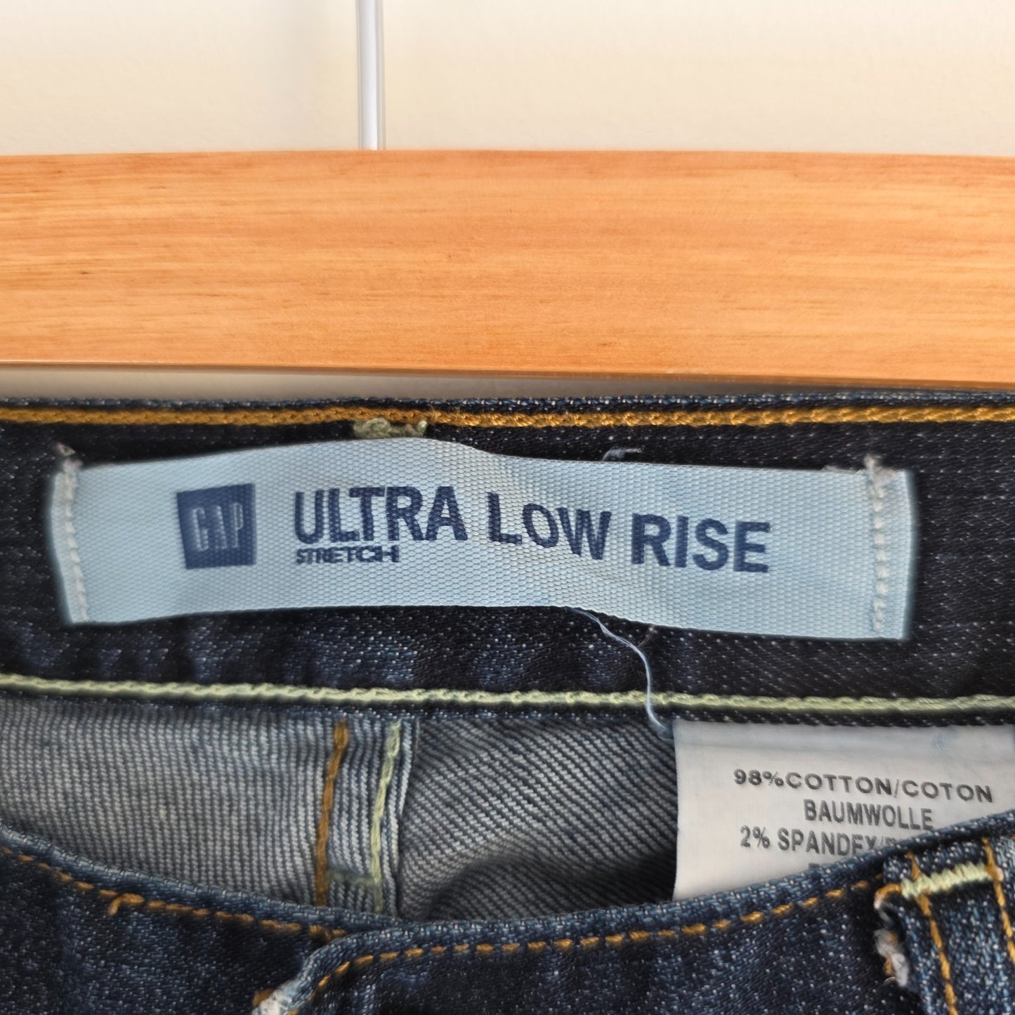 Gap blue straight jeans with low rise, bootcut style, made of stretch denim.