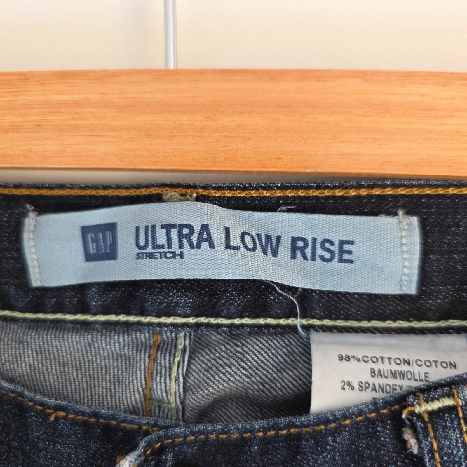 Gap blue straight jeans with low rise, bootcut style, made of stretch denim.