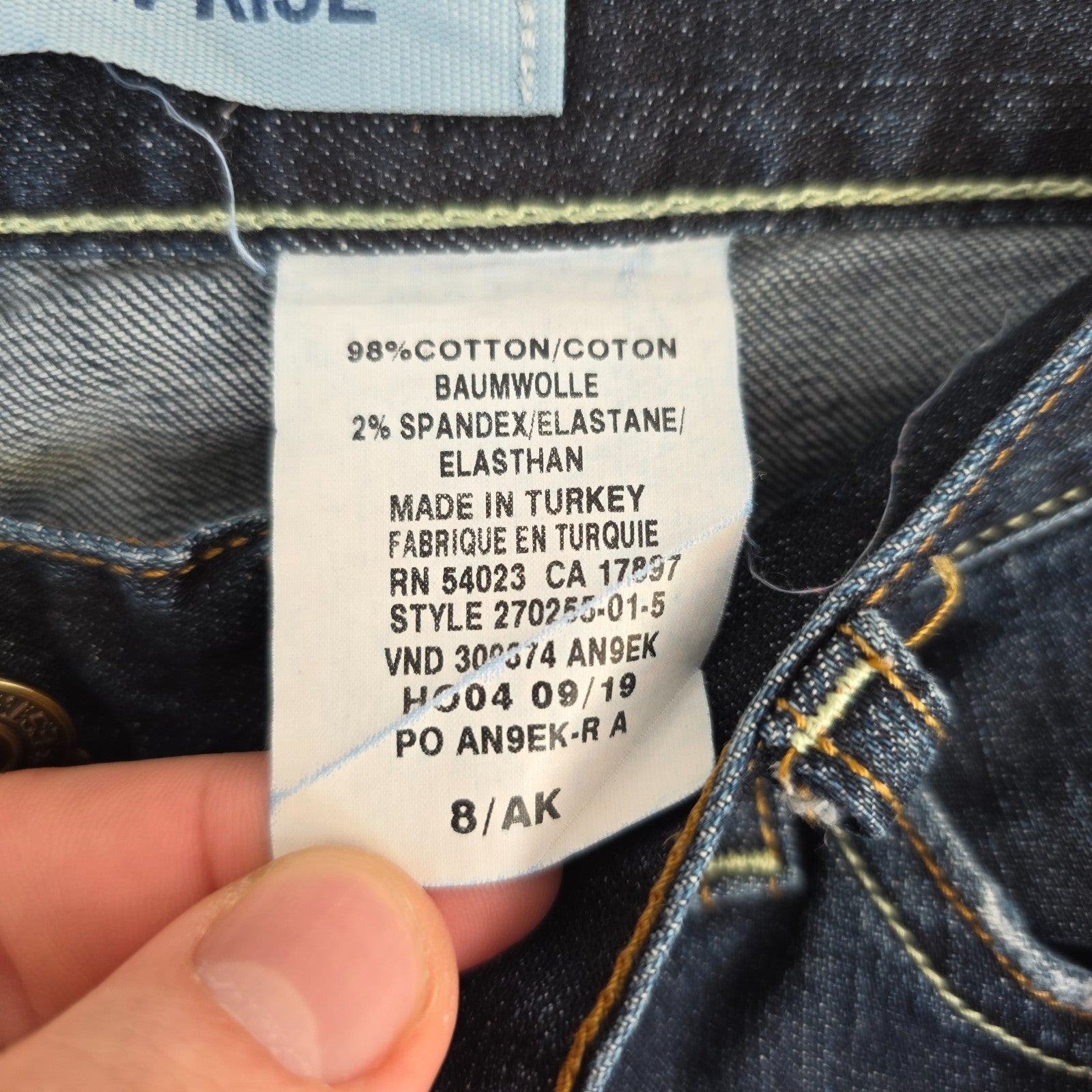 Gap blue straight jeans with low rise, bootcut style, made of stretch denim.