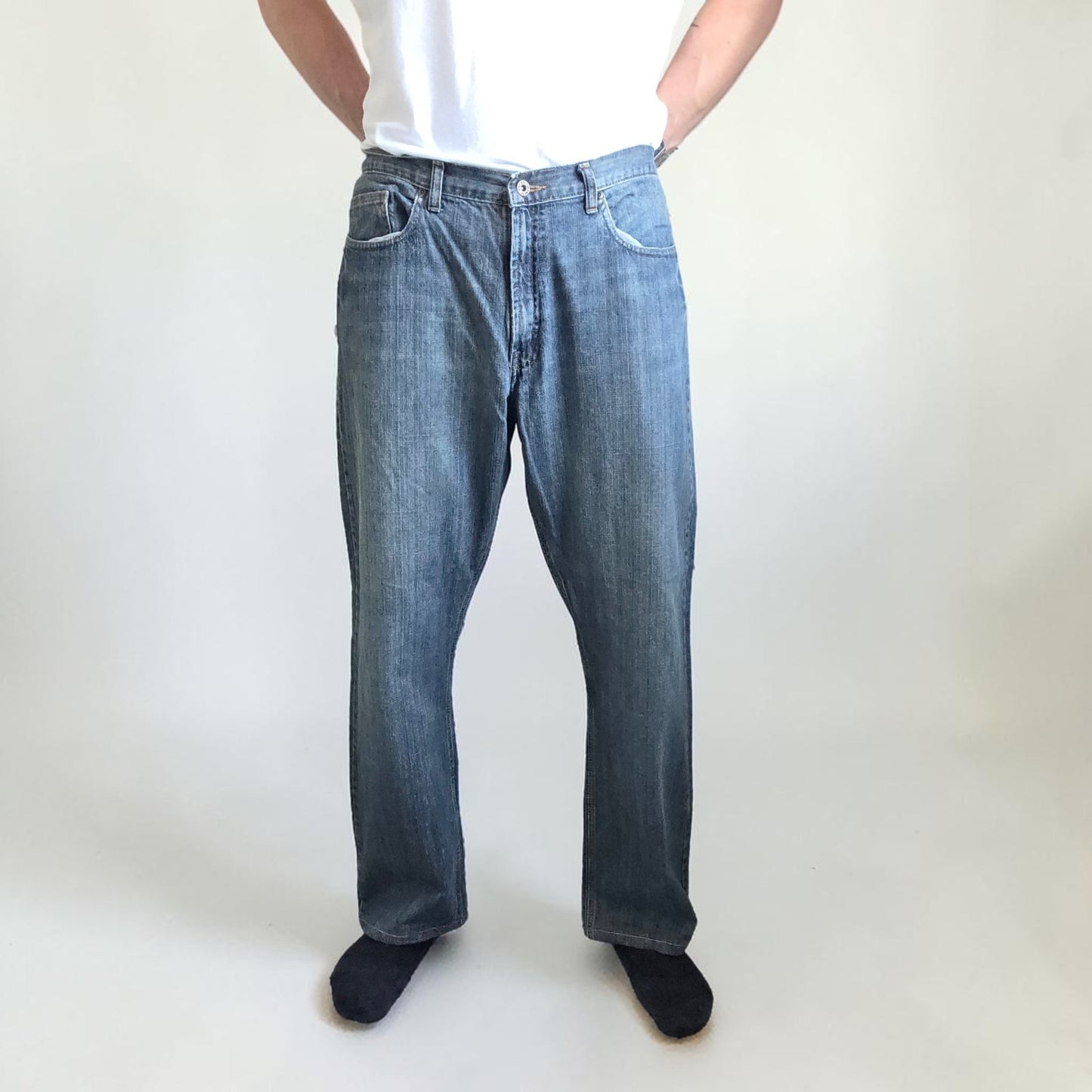 Wrangler blue straight jeans with relaxed fit, 100% cotton, professional hemmed to 30 inches.
