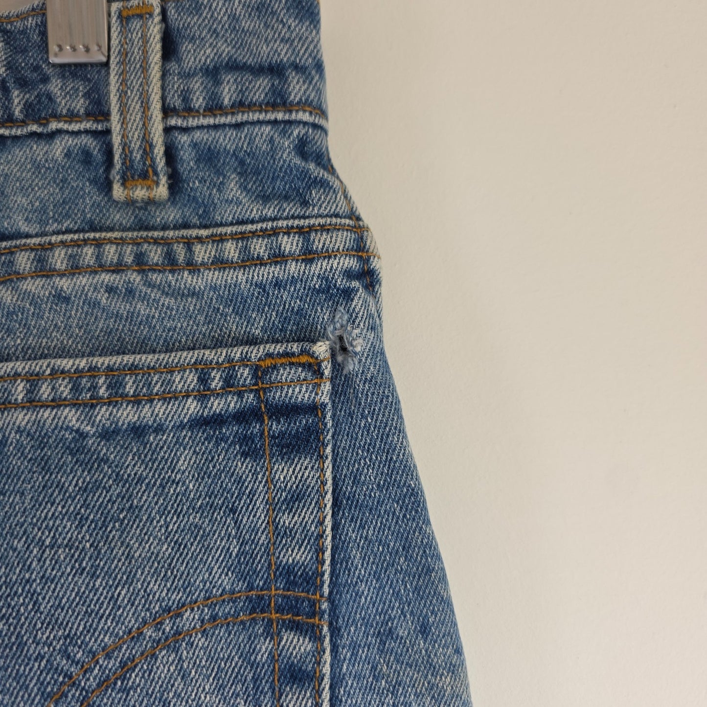 Levi's blue straight jeans vintage 550 relaxed fit with classic 90s silhouette.