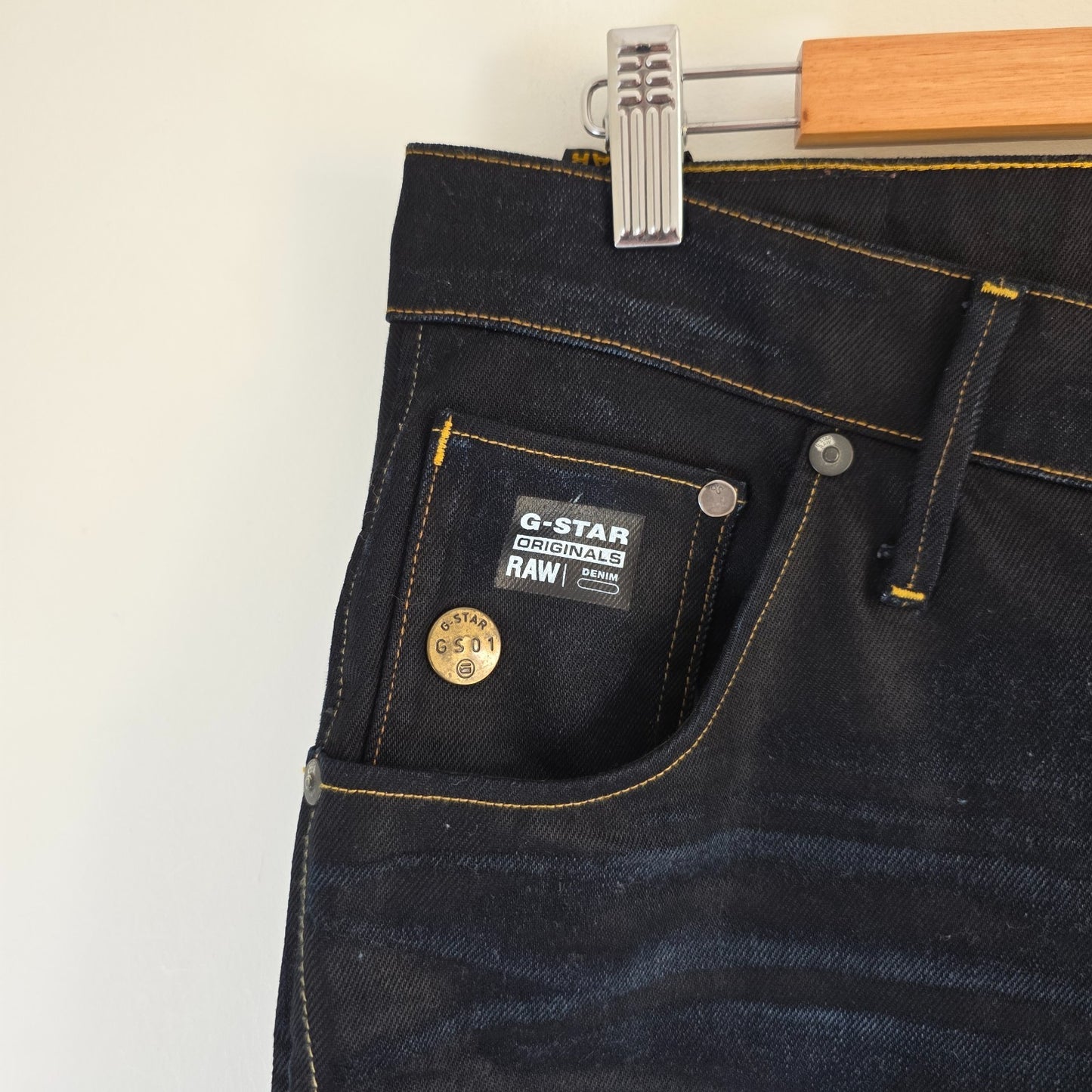 G-Star blue straight jeans with 3D arc design and 100% cotton material.