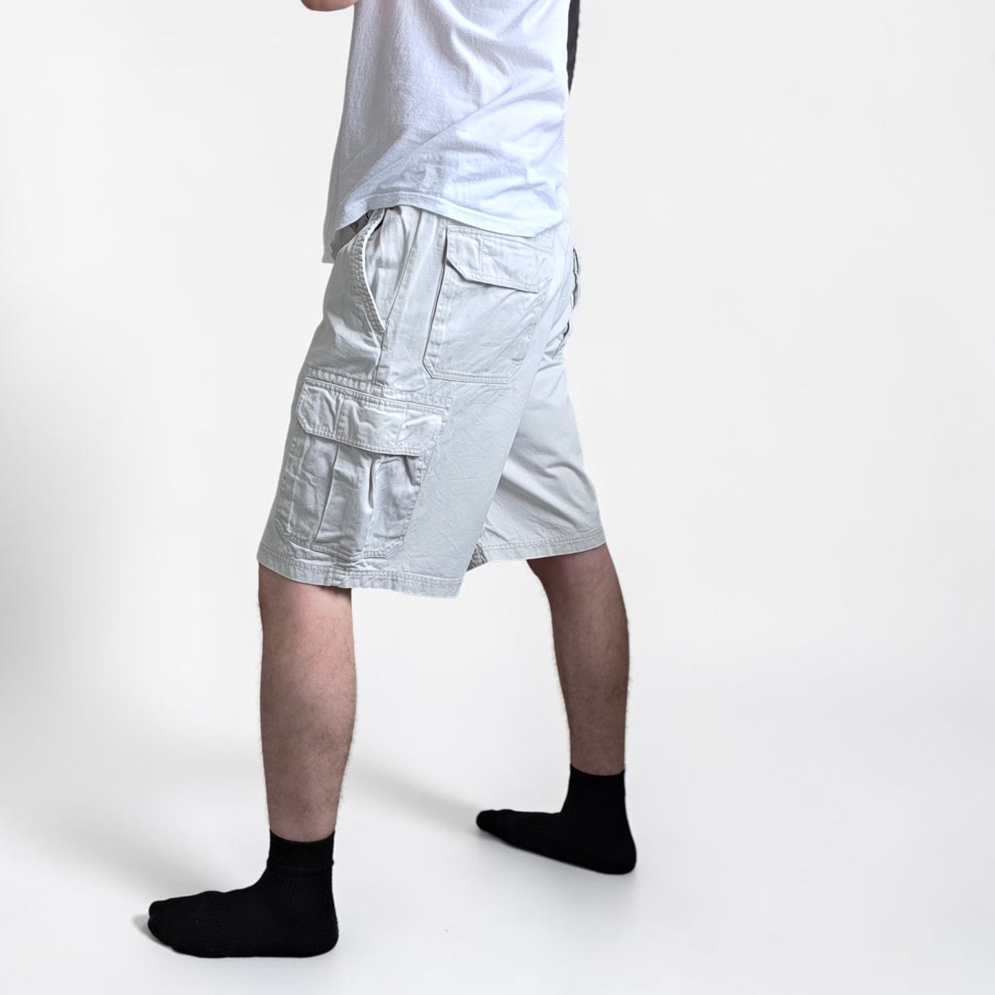 Gap cream cargo shorts with utility pockets and cotton fabric, in very good condition.