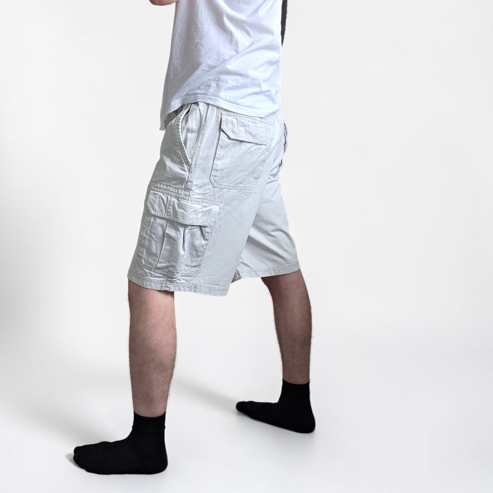 Gap cream cargo shorts with utility pockets and cotton fabric, in very good condition.