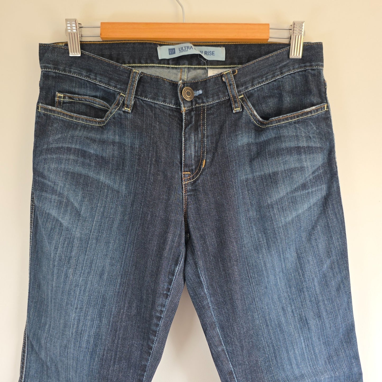 Gap blue straight jeans with low rise, bootcut style, made of stretch denim.