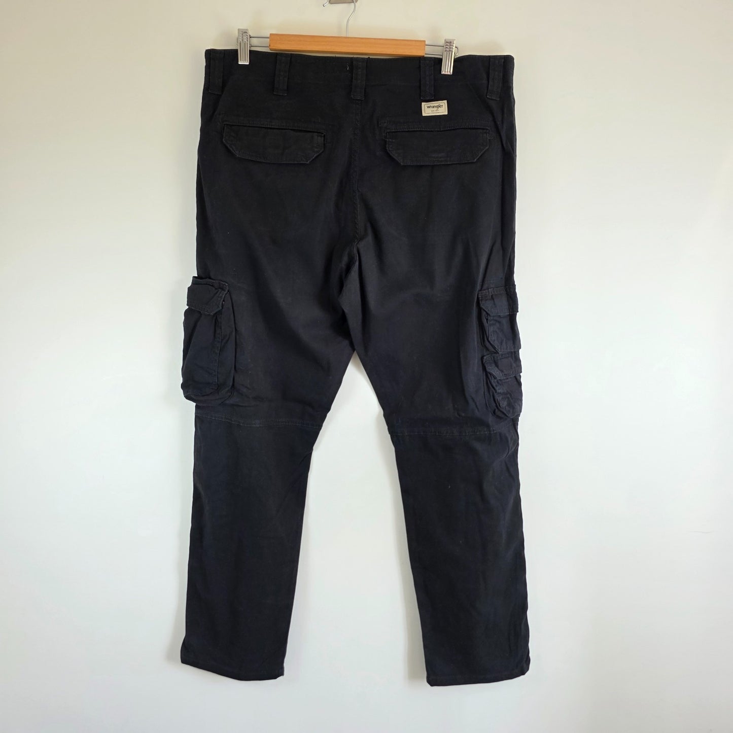 Wrangler black cargo trousers with utility pockets and stretch fabric in excellent condition.