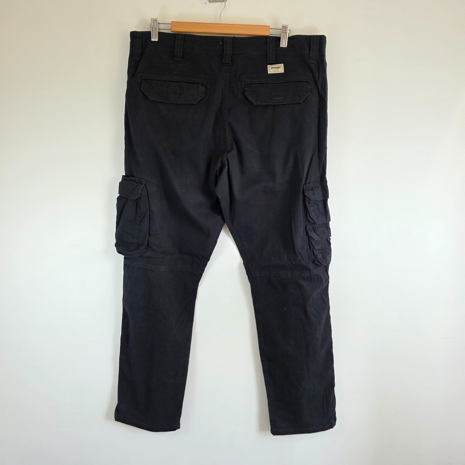 Wrangler black cargo trousers with utility pockets and stretch fabric in excellent condition.