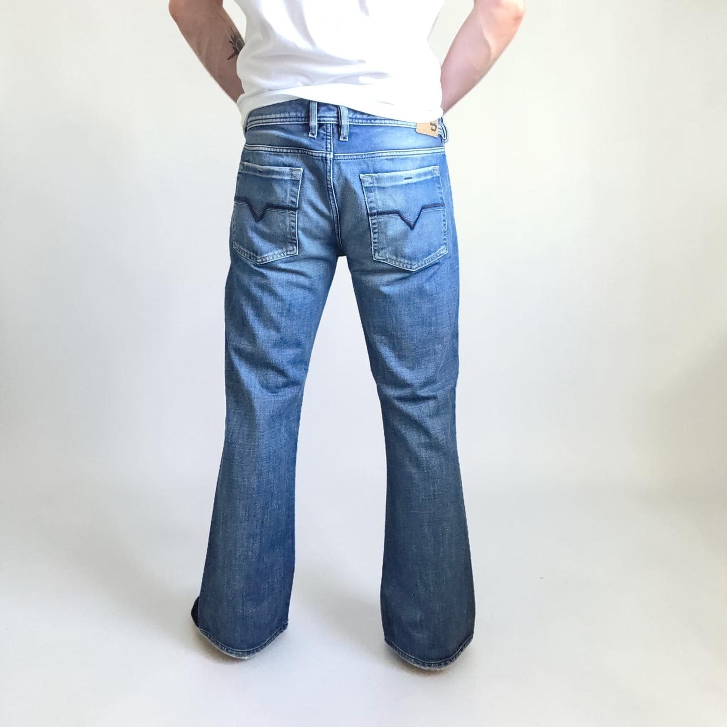 Diesel blue bootcut jeans with button fly and vintage Zathan fit, 100% cotton.