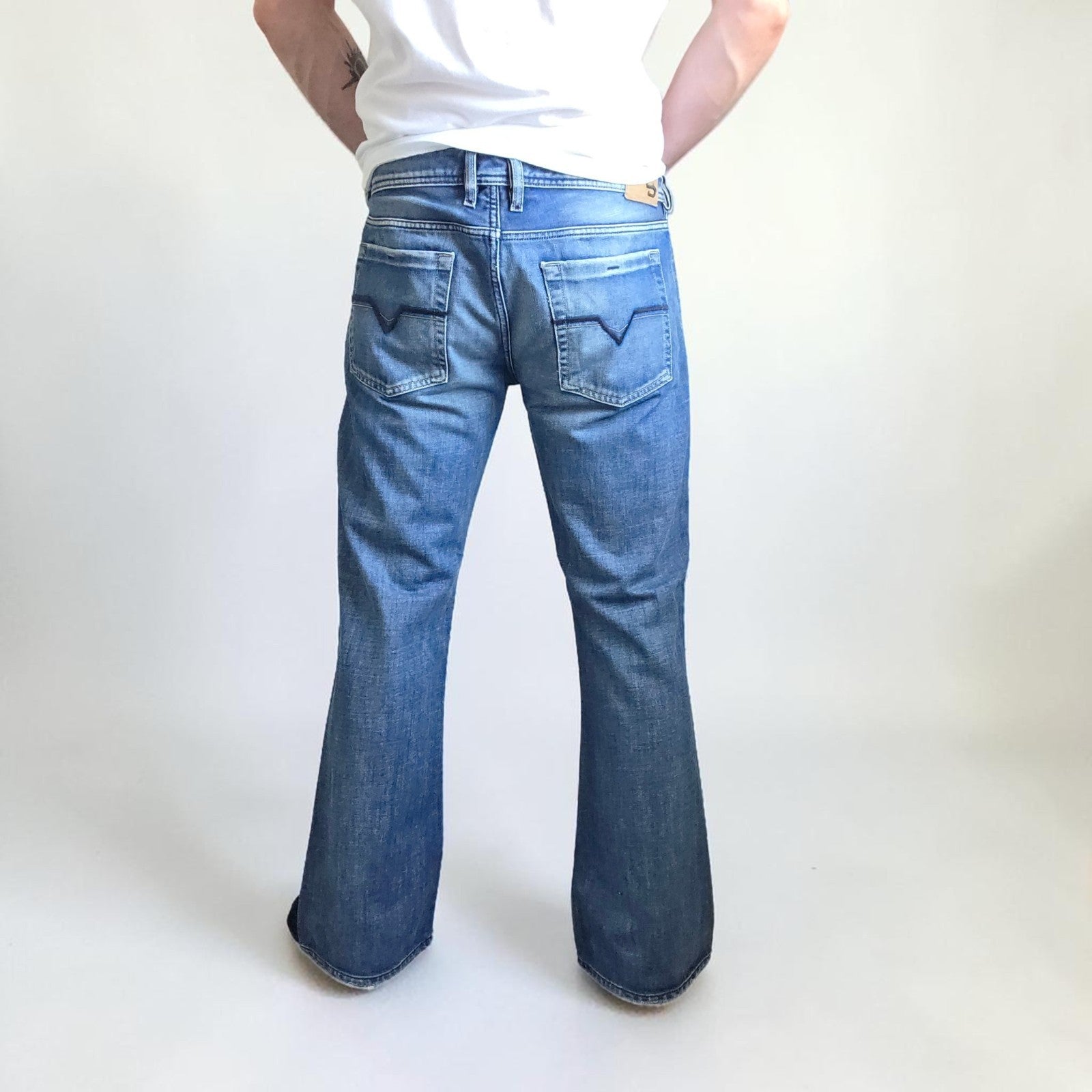Diesel blue bootcut jeans with button fly and vintage Zathan fit, 100% cotton.