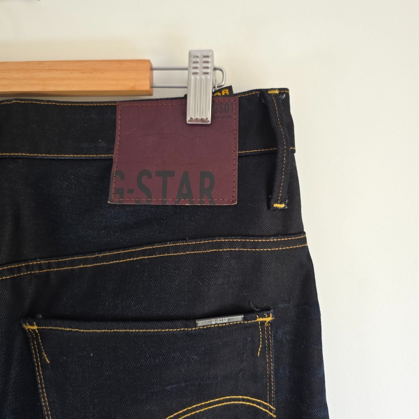 G-Star blue straight jeans with 3D arc design and 100% cotton material.