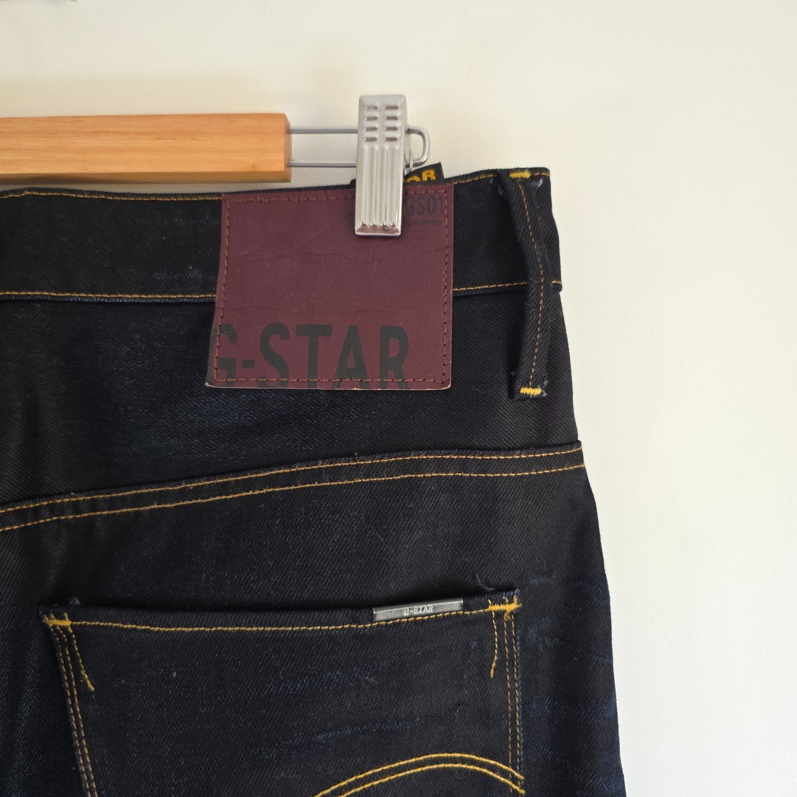 G-Star blue straight jeans with 3D arc design and 100% cotton material.