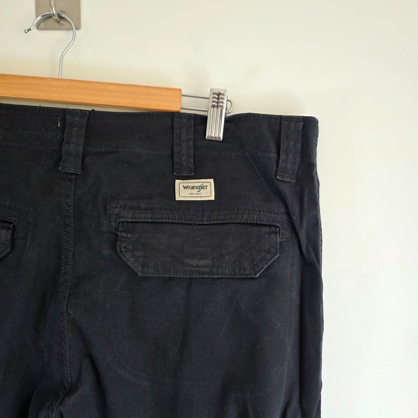 Wrangler black cargo trousers with utility pockets and stretch fabric in excellent condition.