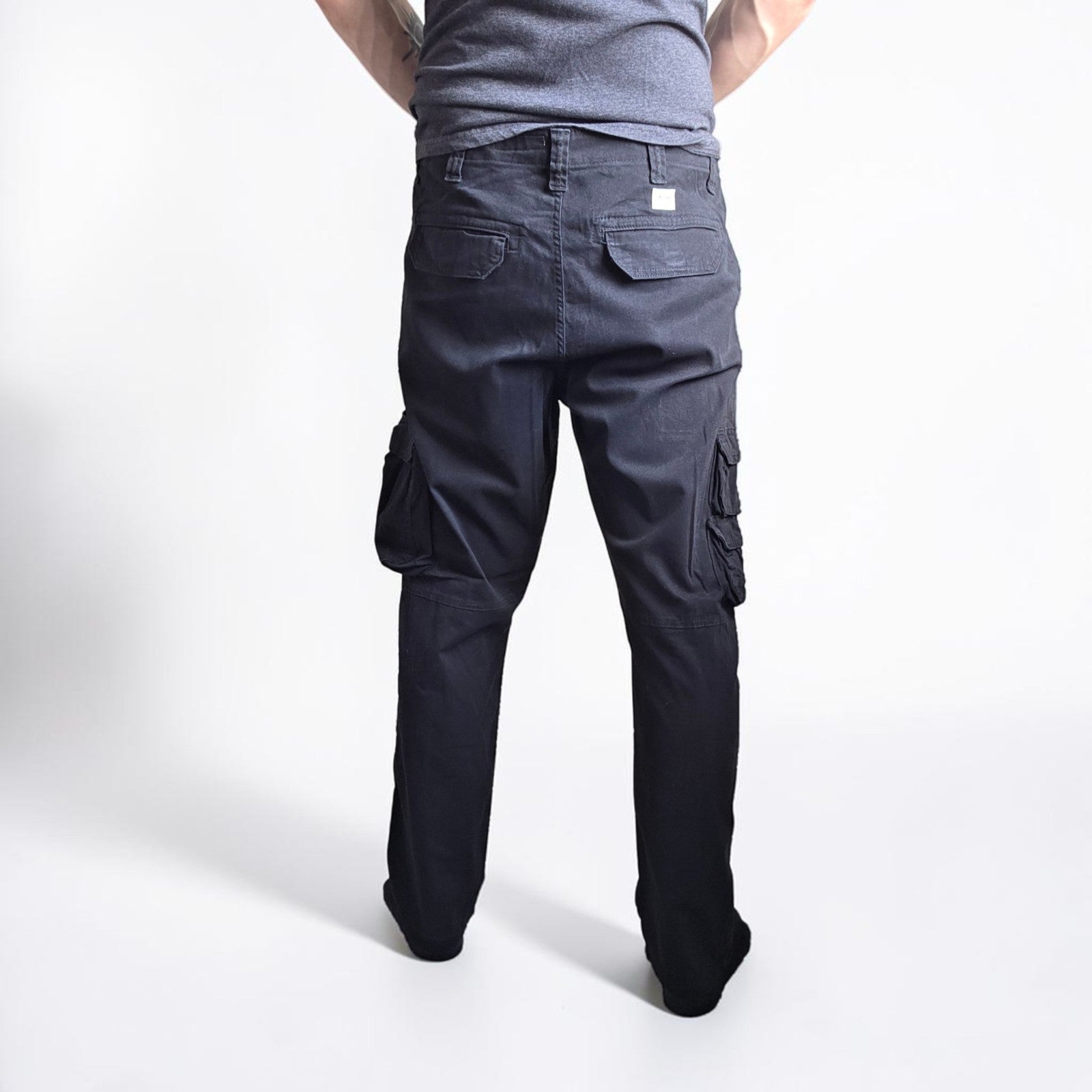 Wrangler black cargo trousers with utility pockets and stretch fabric in excellent condition.