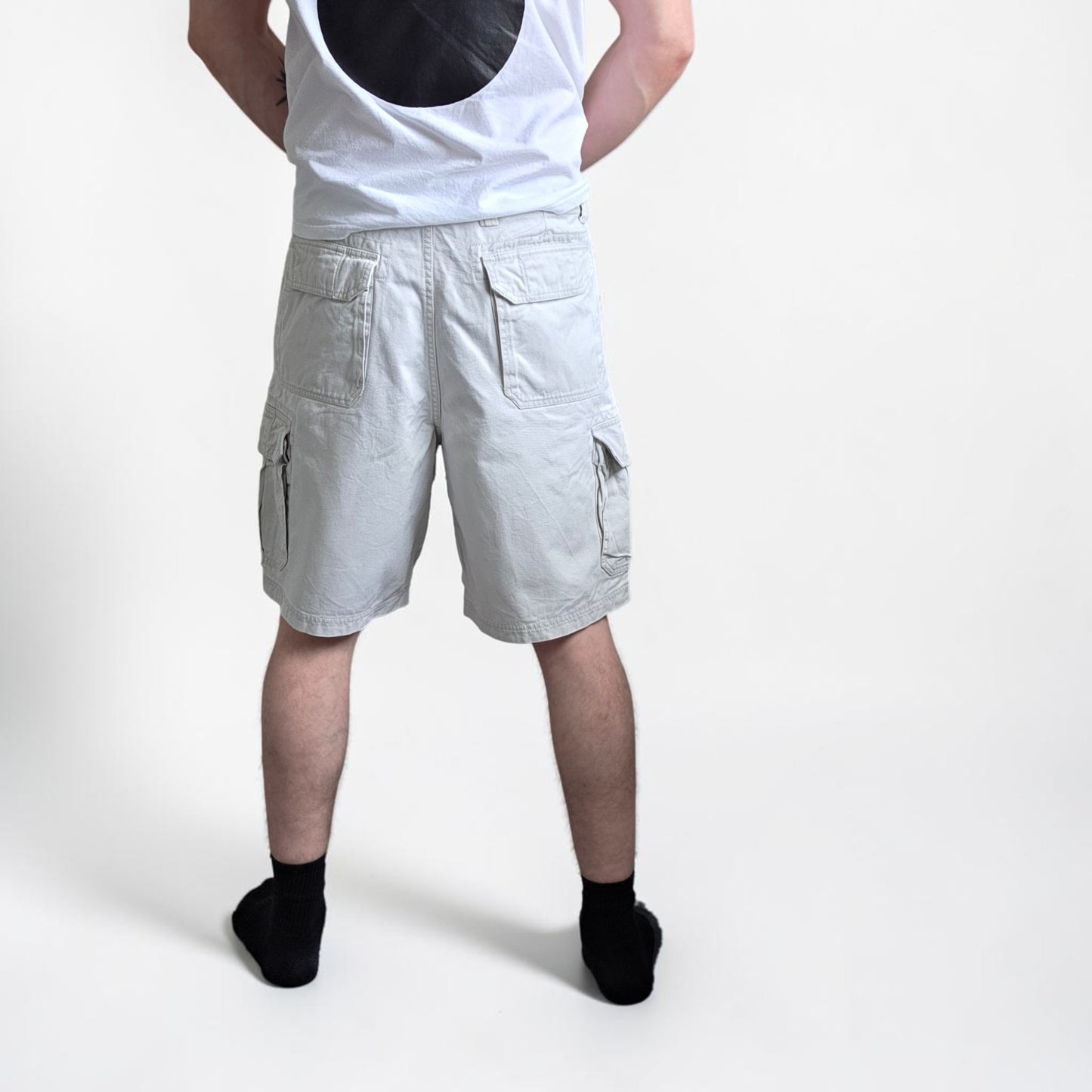 Gap cream cargo shorts with utility pockets and cotton fabric, in very good condition.