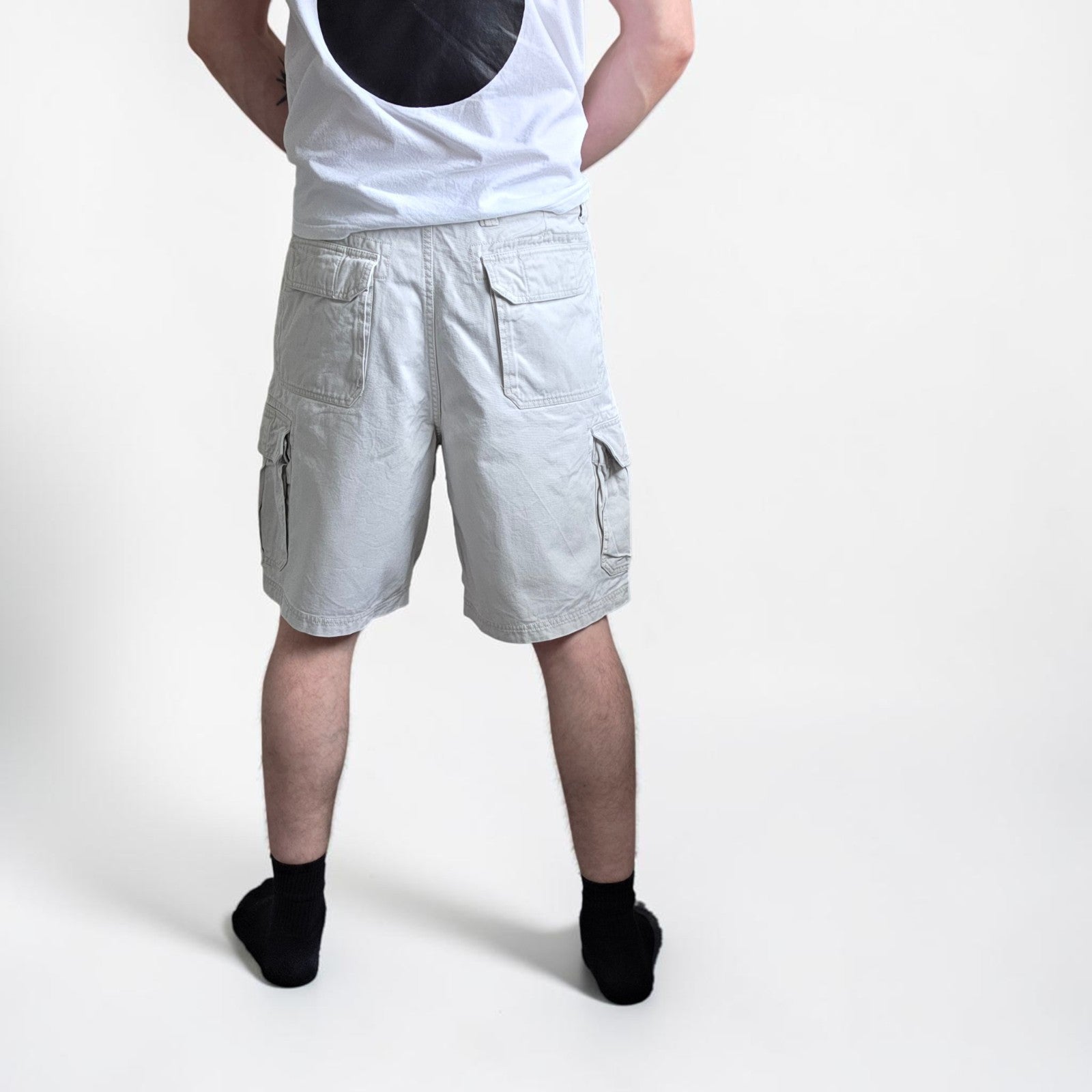 Gap cream cargo shorts with utility pockets and cotton fabric, in very good condition.