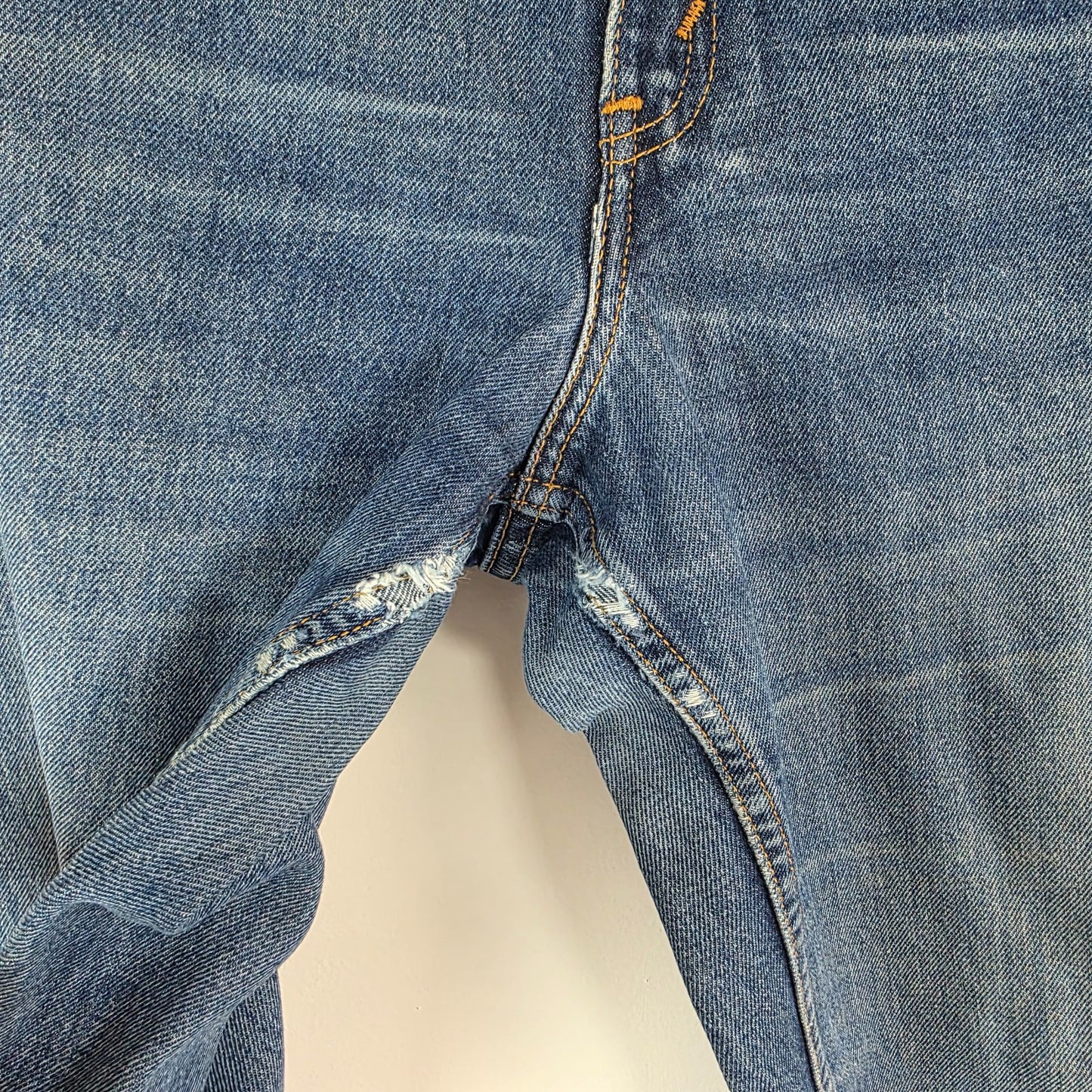 Vintage Levi's 550 Relaxed Fit Jeans Womens W31 L32 Blue Tapered Leg Distressed