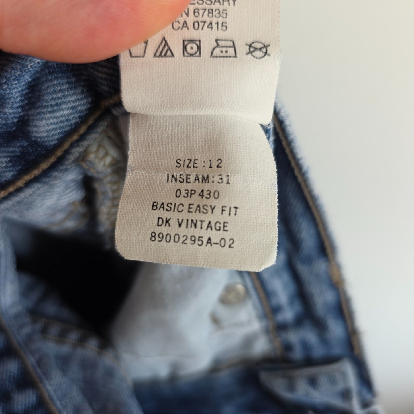 Nautica blue straight jeans 90s style with easy fit and 100% cotton material.