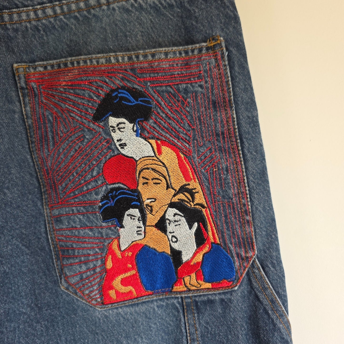 Wrangler blue baggy carpenter jeans with embroidered back pocket design and carpenter pocket detailing.